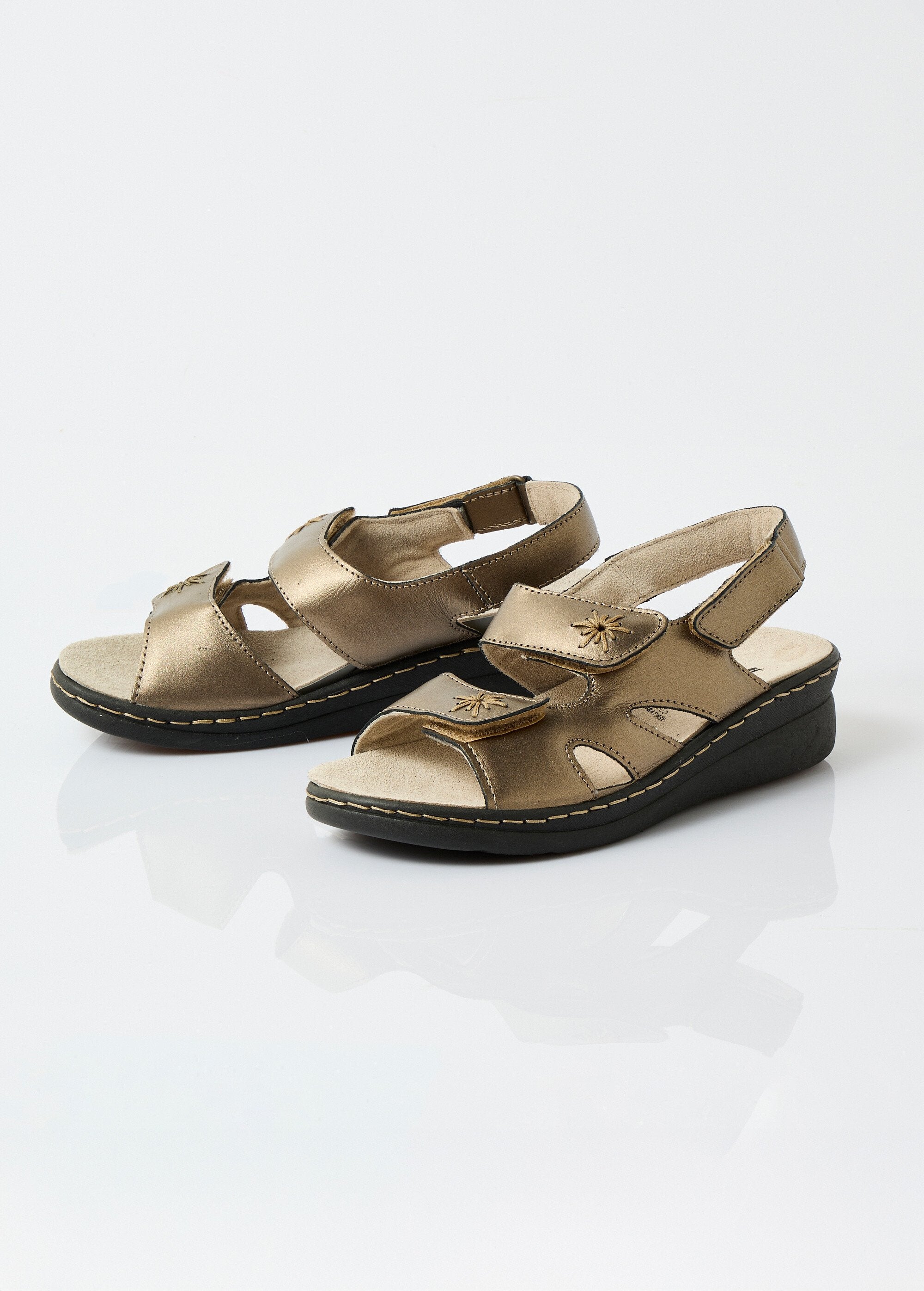 Wijde_geborduurde_leren_sandalen_Bronzen_DE1_slim
