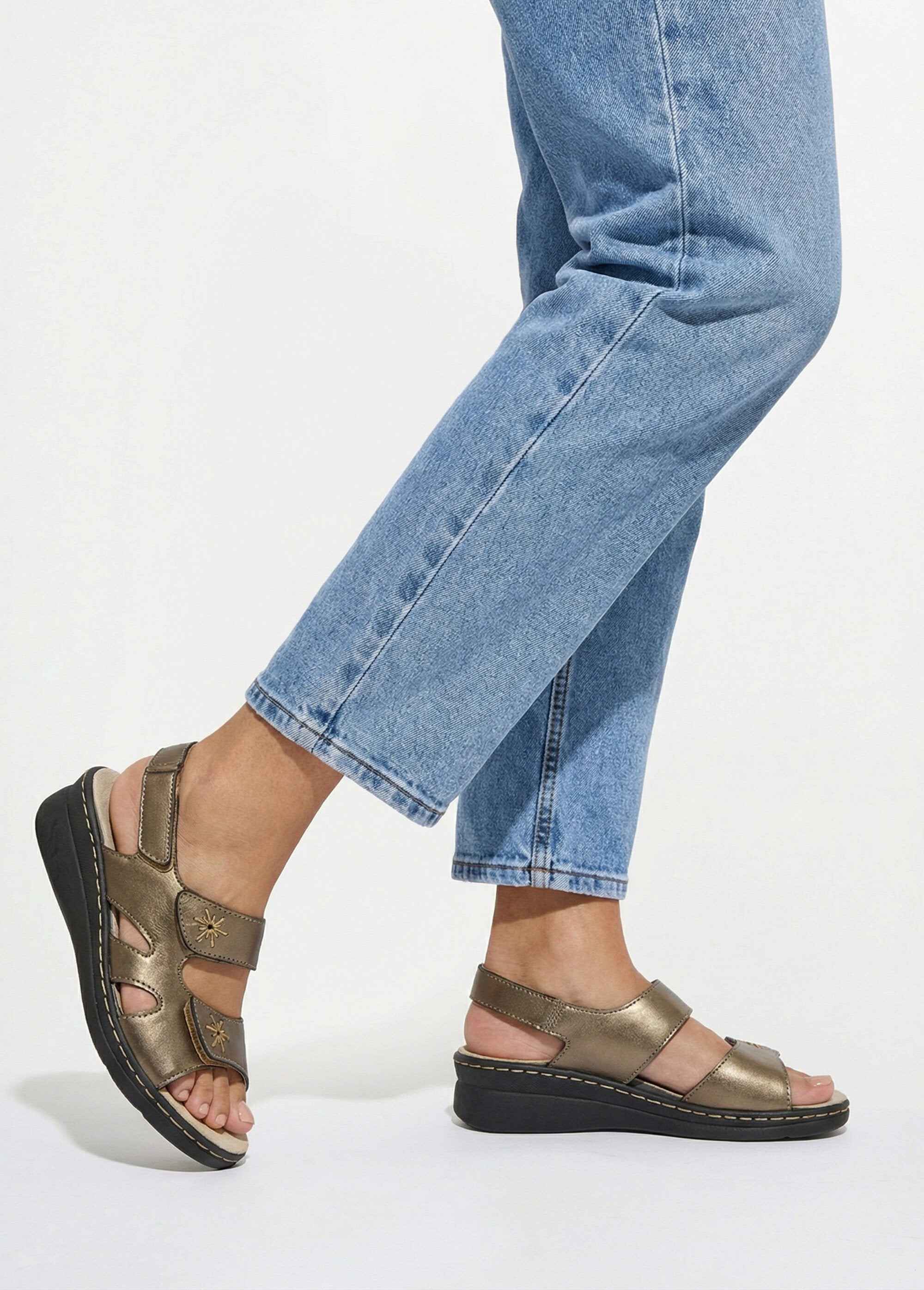 Wijde_geborduurde_leren_sandalen_Bronzen_SF1_slim