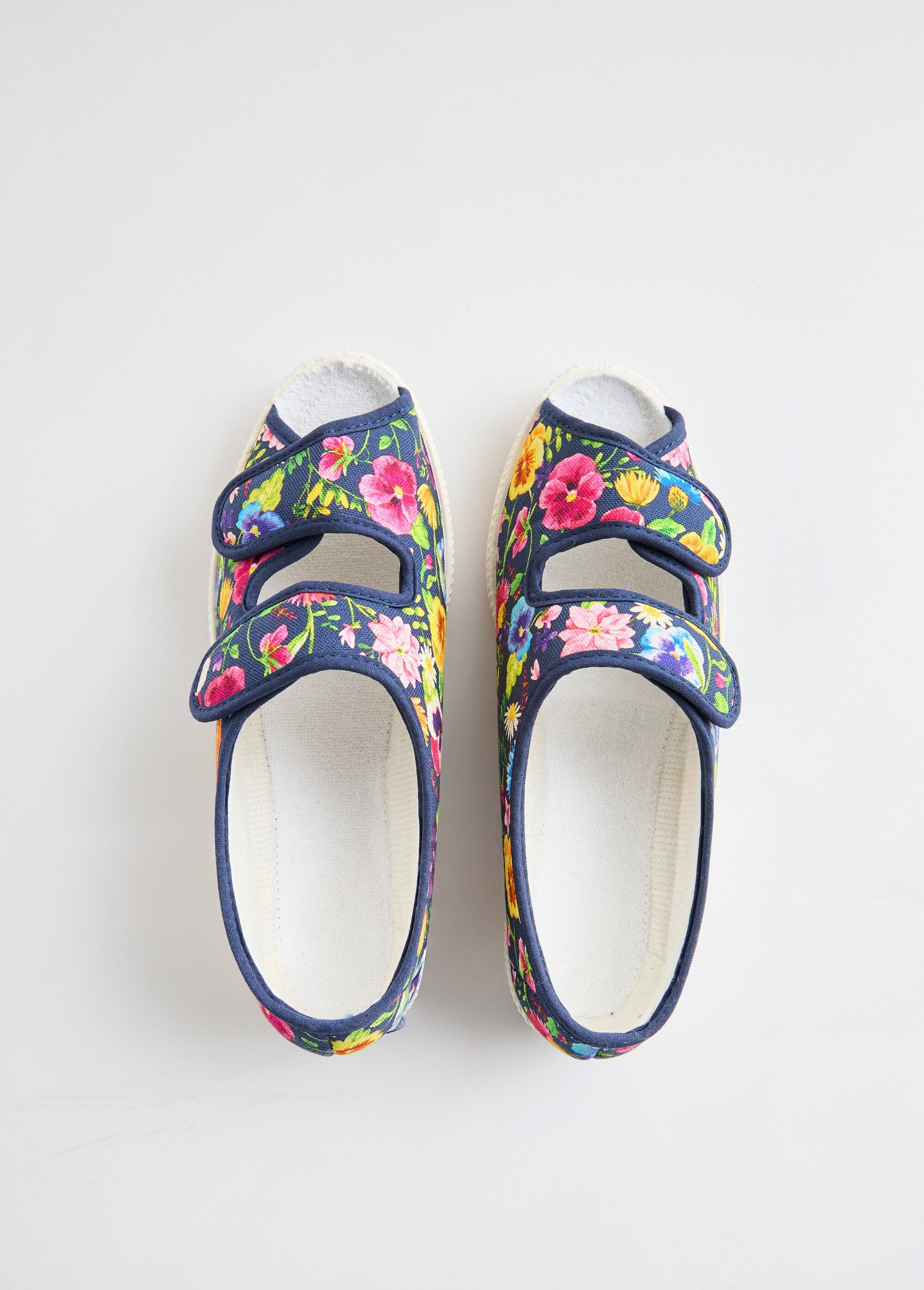 Comfortabele_sandalen_met_open_teen_Marine_print_OV1_slim