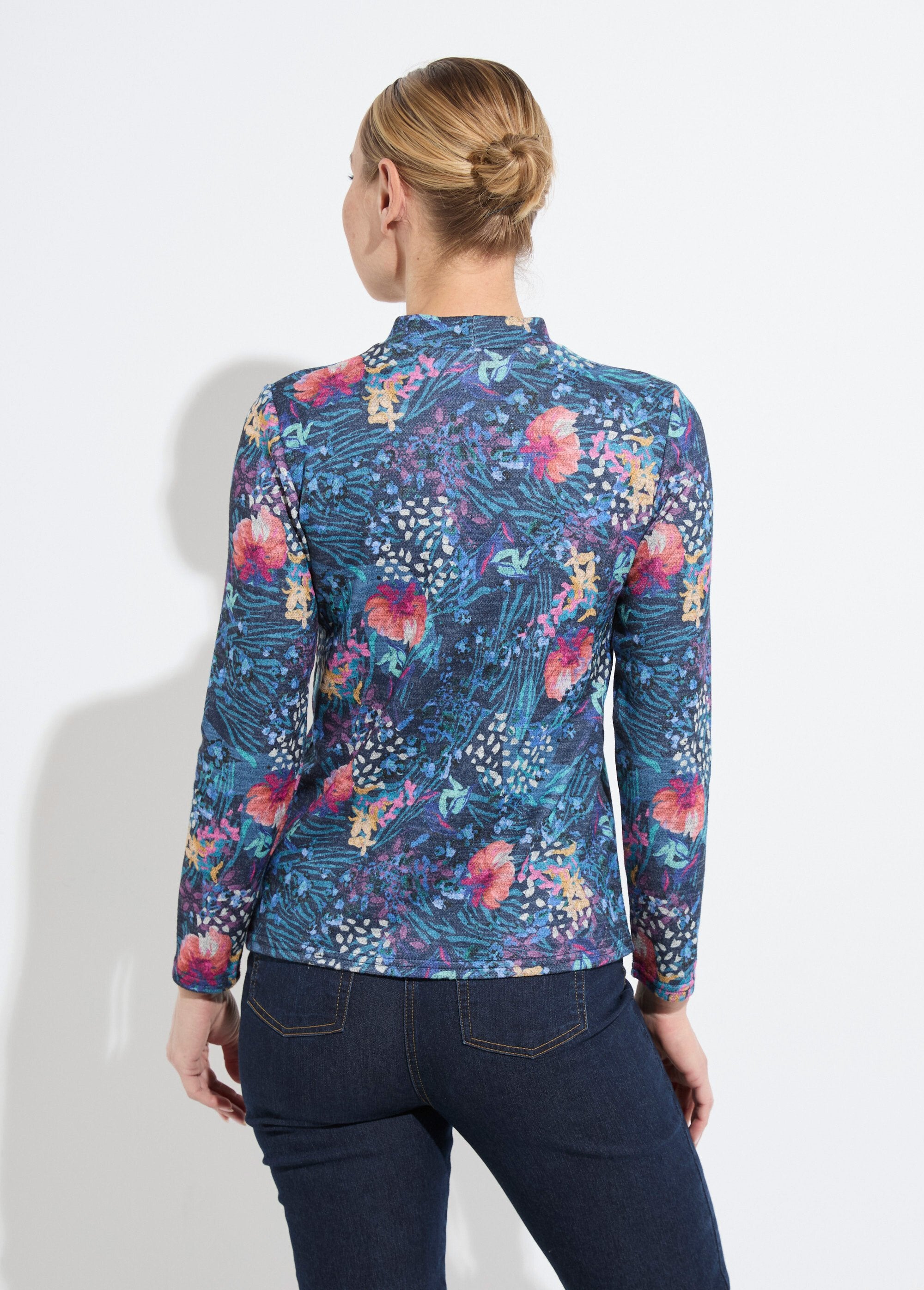 Warme_korte_trui_met_opstaande_kraag_Cassis_et_bleu_DO1_slim