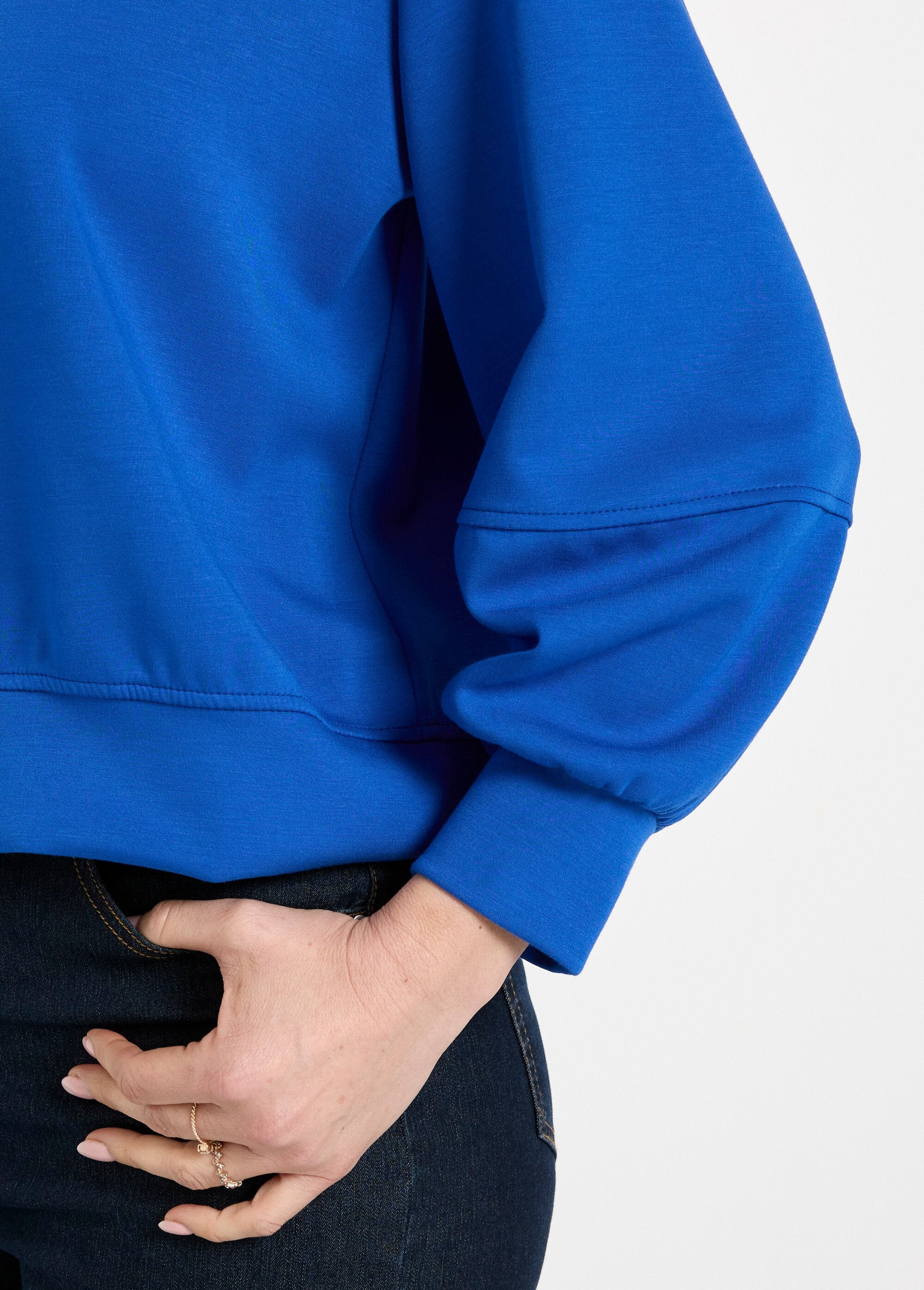 Sweat_court_col_rond_en_maille_douce_Bleu_vif_DE1_slim