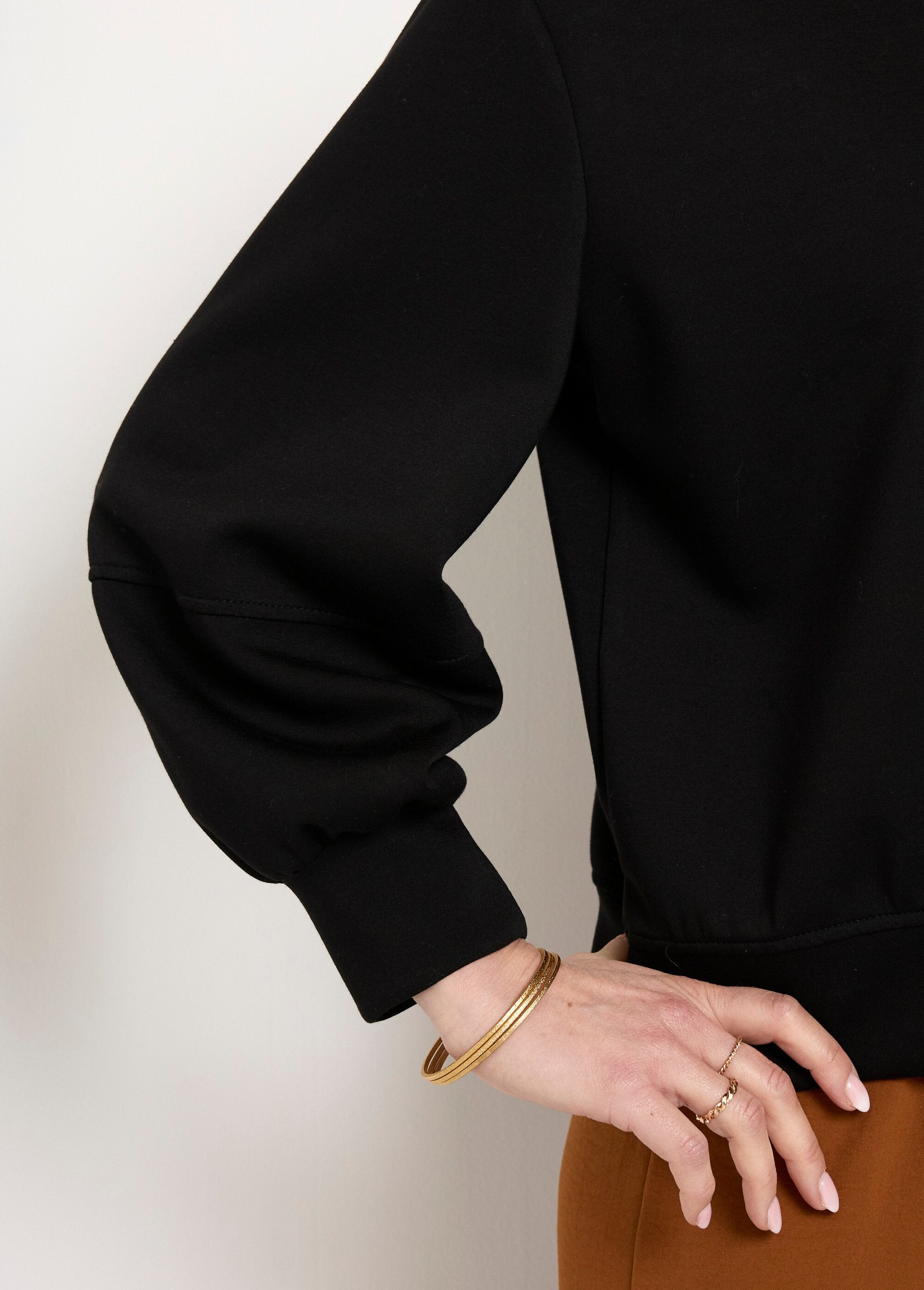 Sweat_court_col_rond_en_maille_douce_Noir_DE1_slim