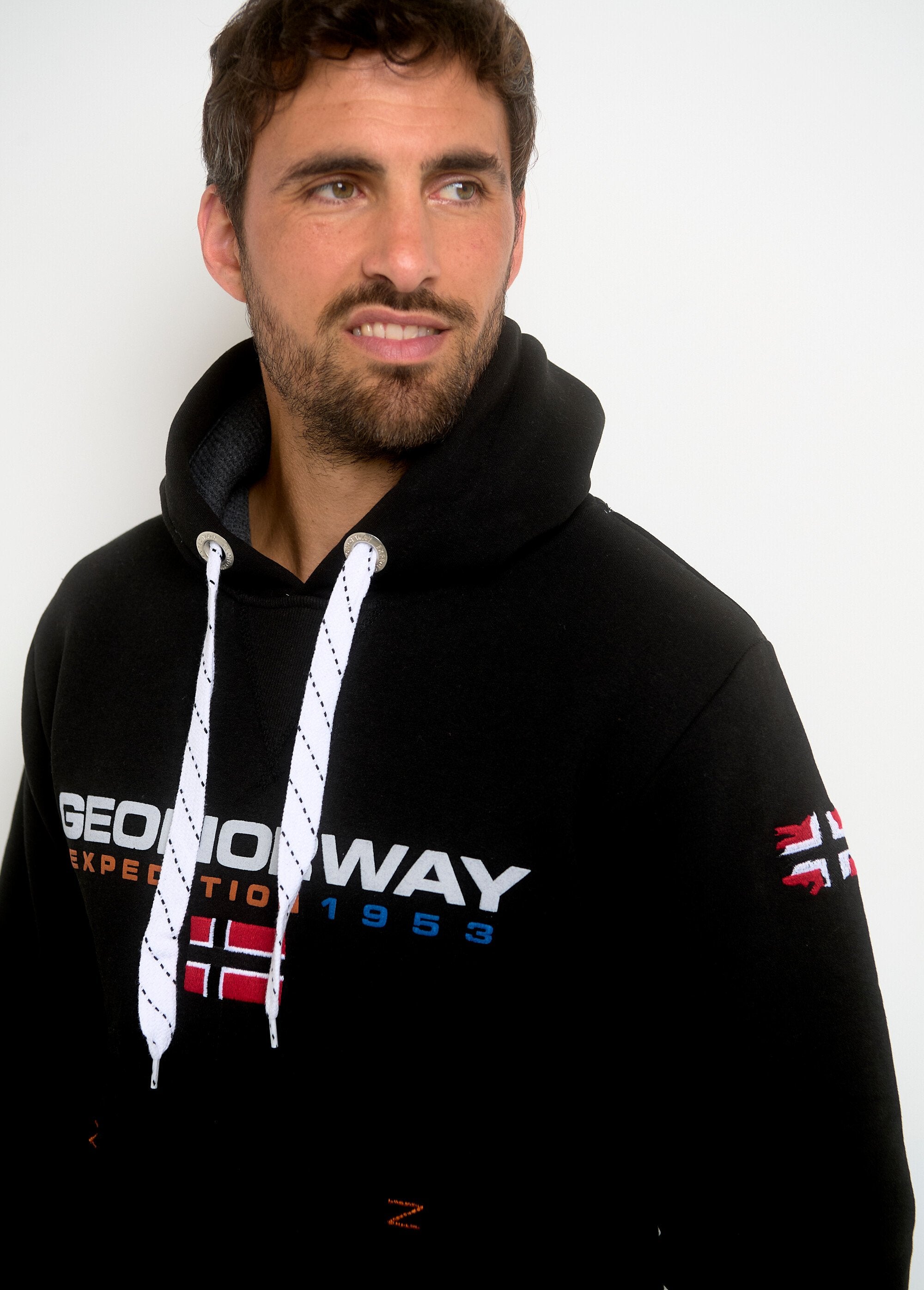 Sweat_pour_homme_avec_poche_kangourou_Noir_DE1_slim