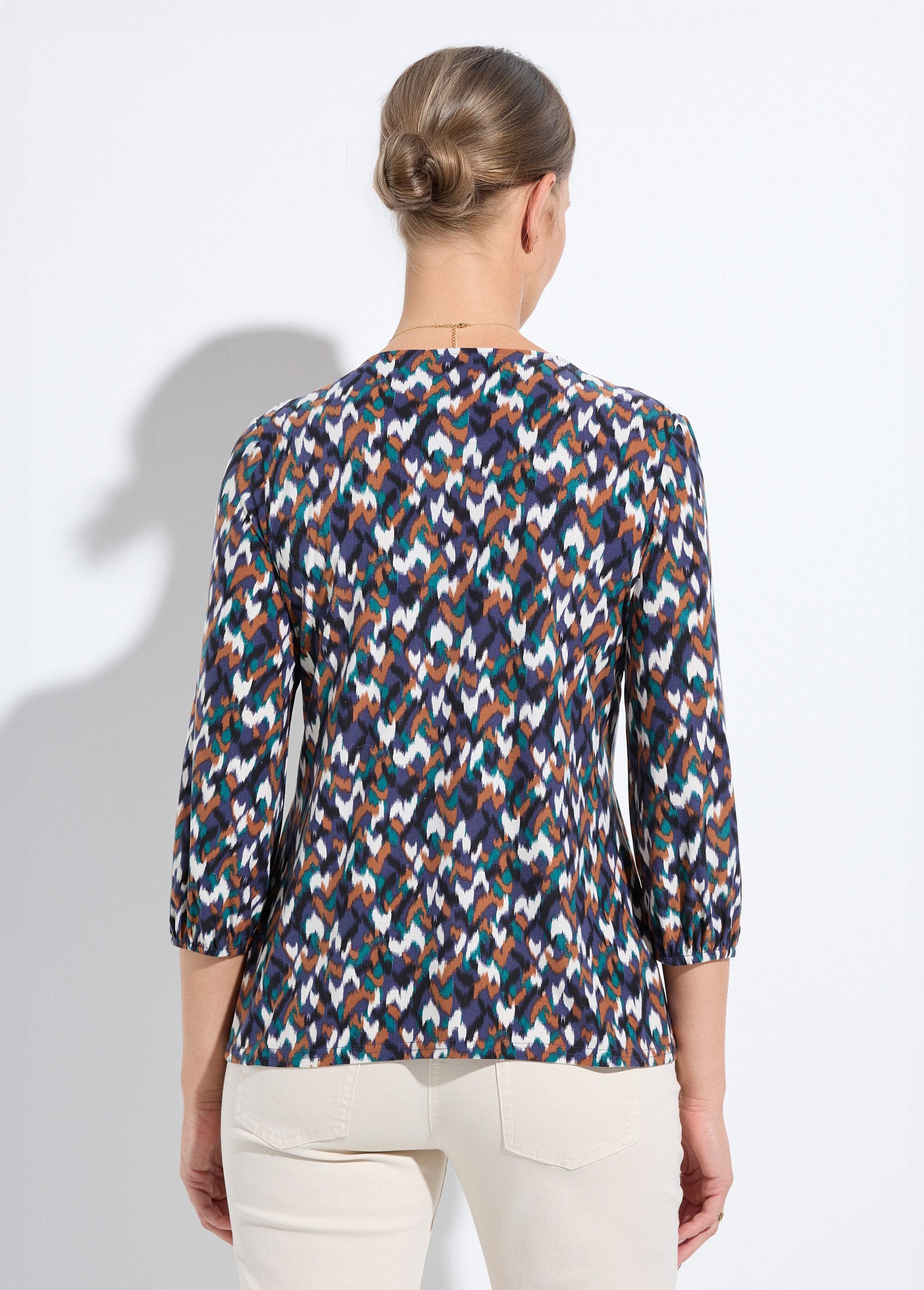 T-shirt_ample_col_V_manches_3/4_imprimé_graphique_Marine_et_vert_DO1_slim