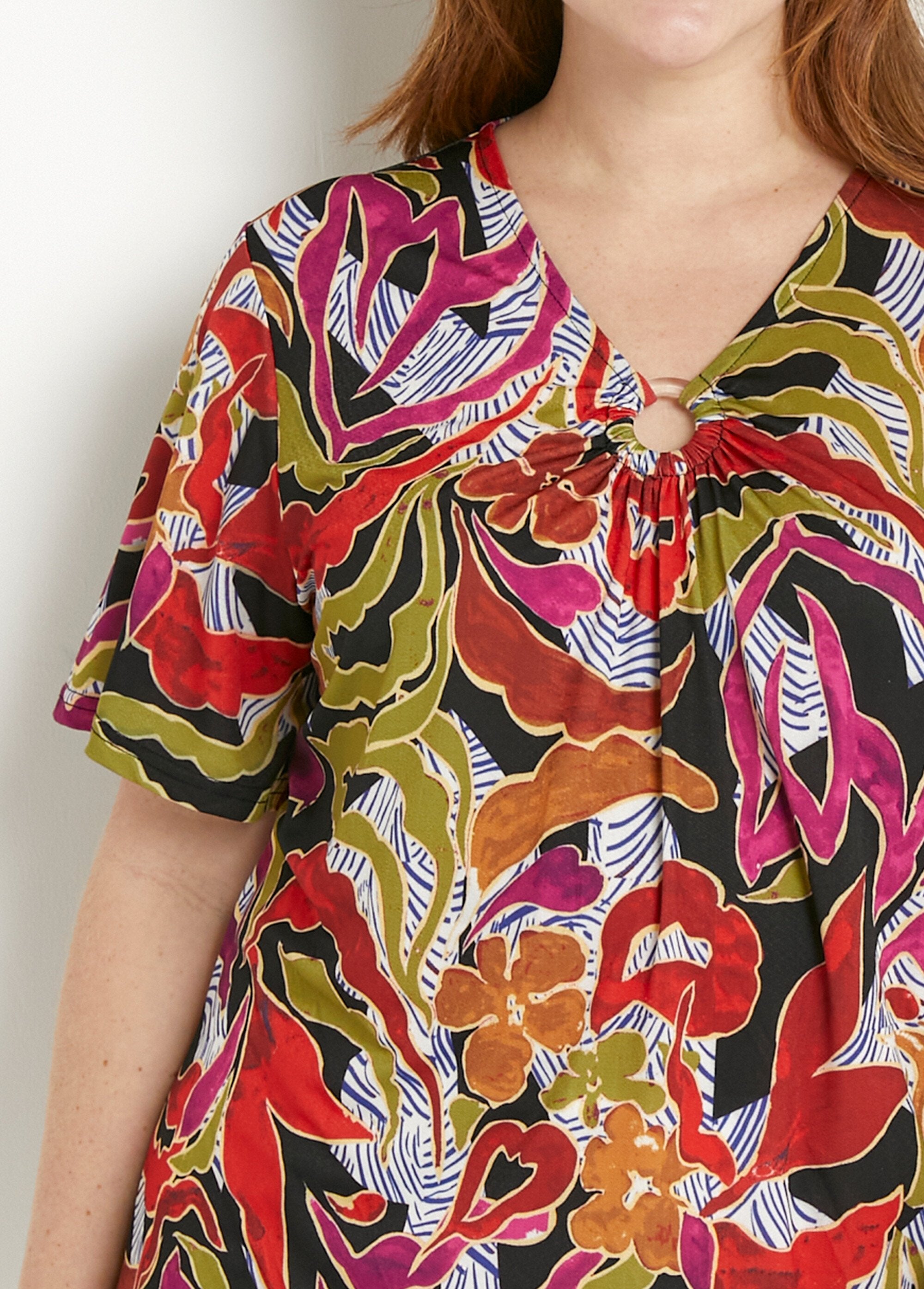 T-shirt_ample_court_col_V_imprimé_Noir_et_parme_DE1_curvy