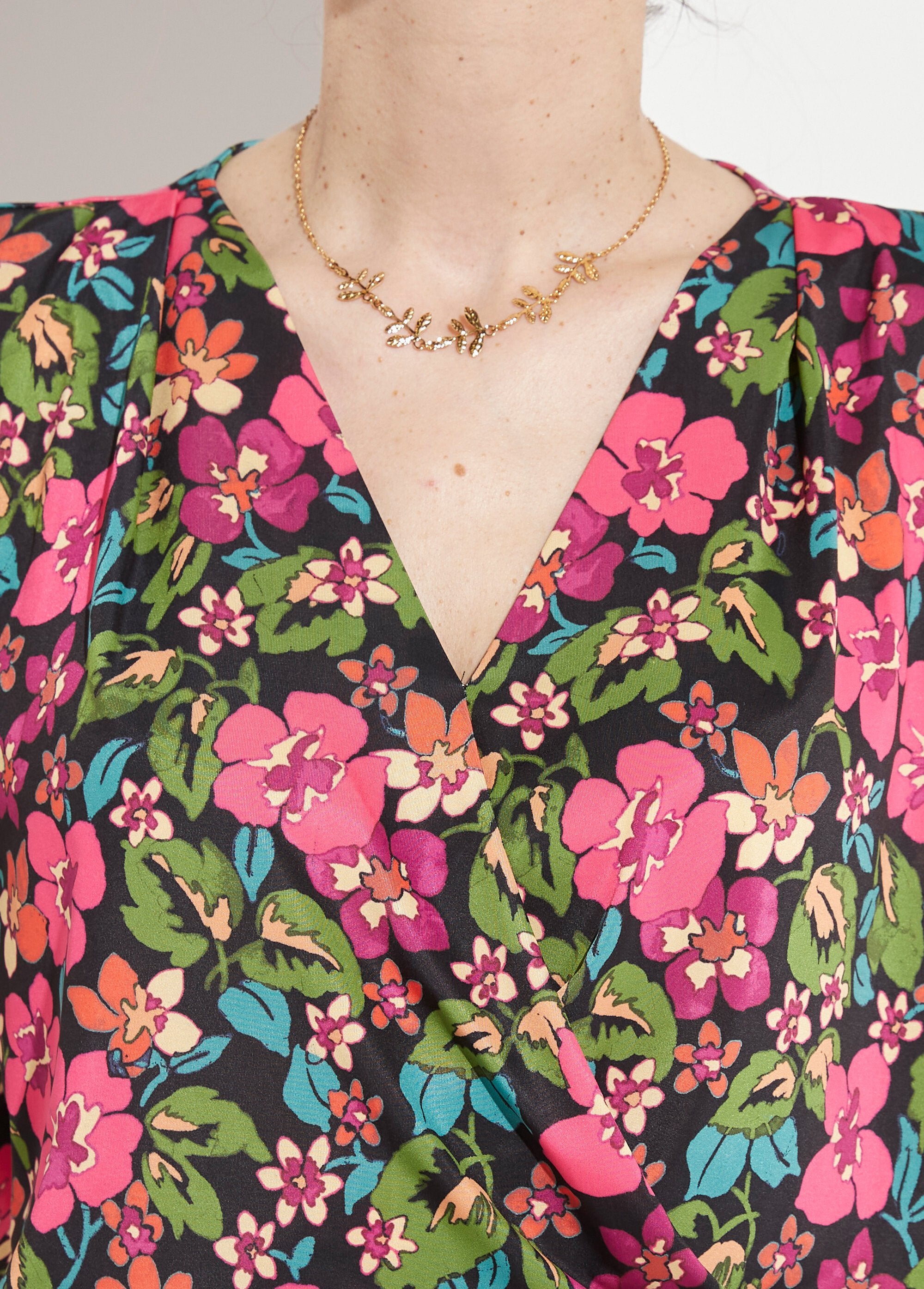 Gebloemd_wikkel_T-shirt_Noir_et_fuchsia_DE1_slim