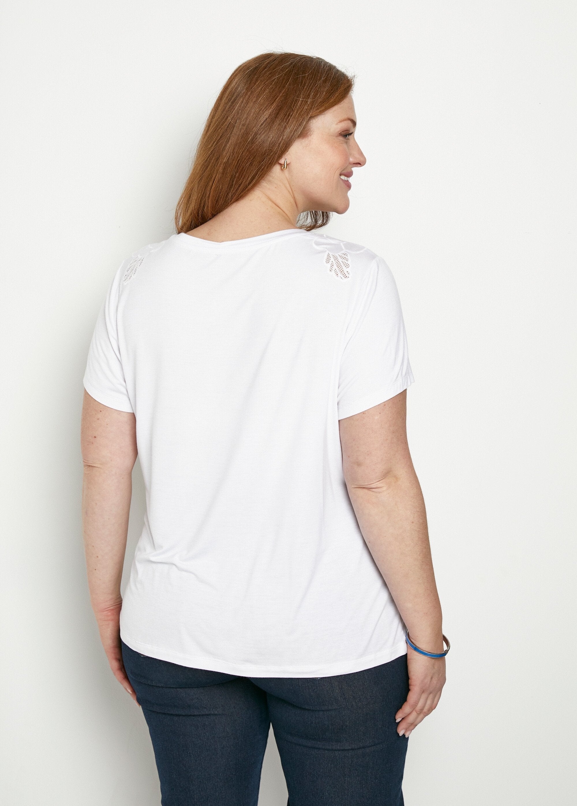 Geborduurd_opengewerkt_katoenen_T-shirt_met_ronde_hals_Blanc_DO1_curvy