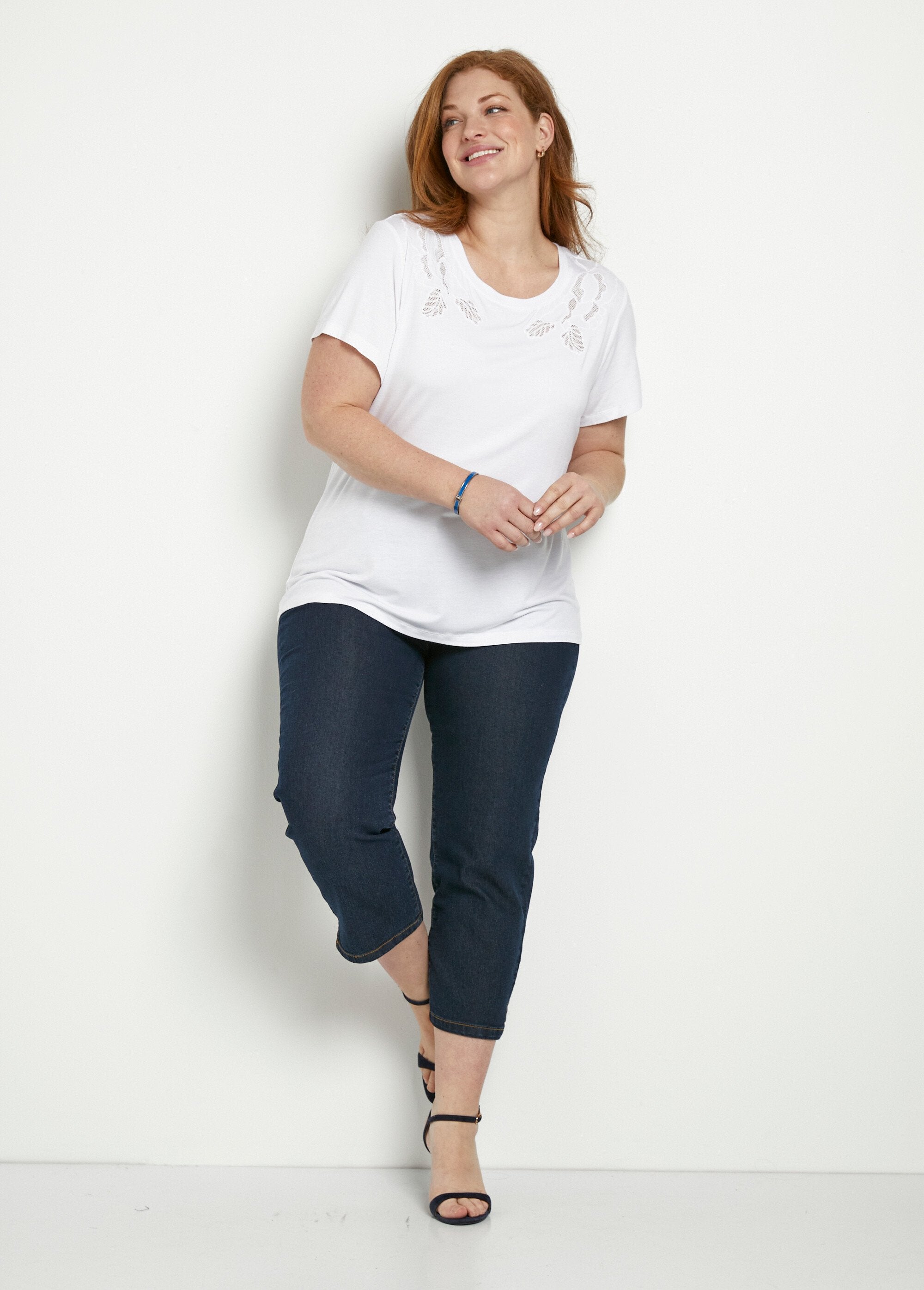 Geborduurd_opengewerkt_katoenen_T-shirt_met_ronde_hals_Blanc_SF1_curvy