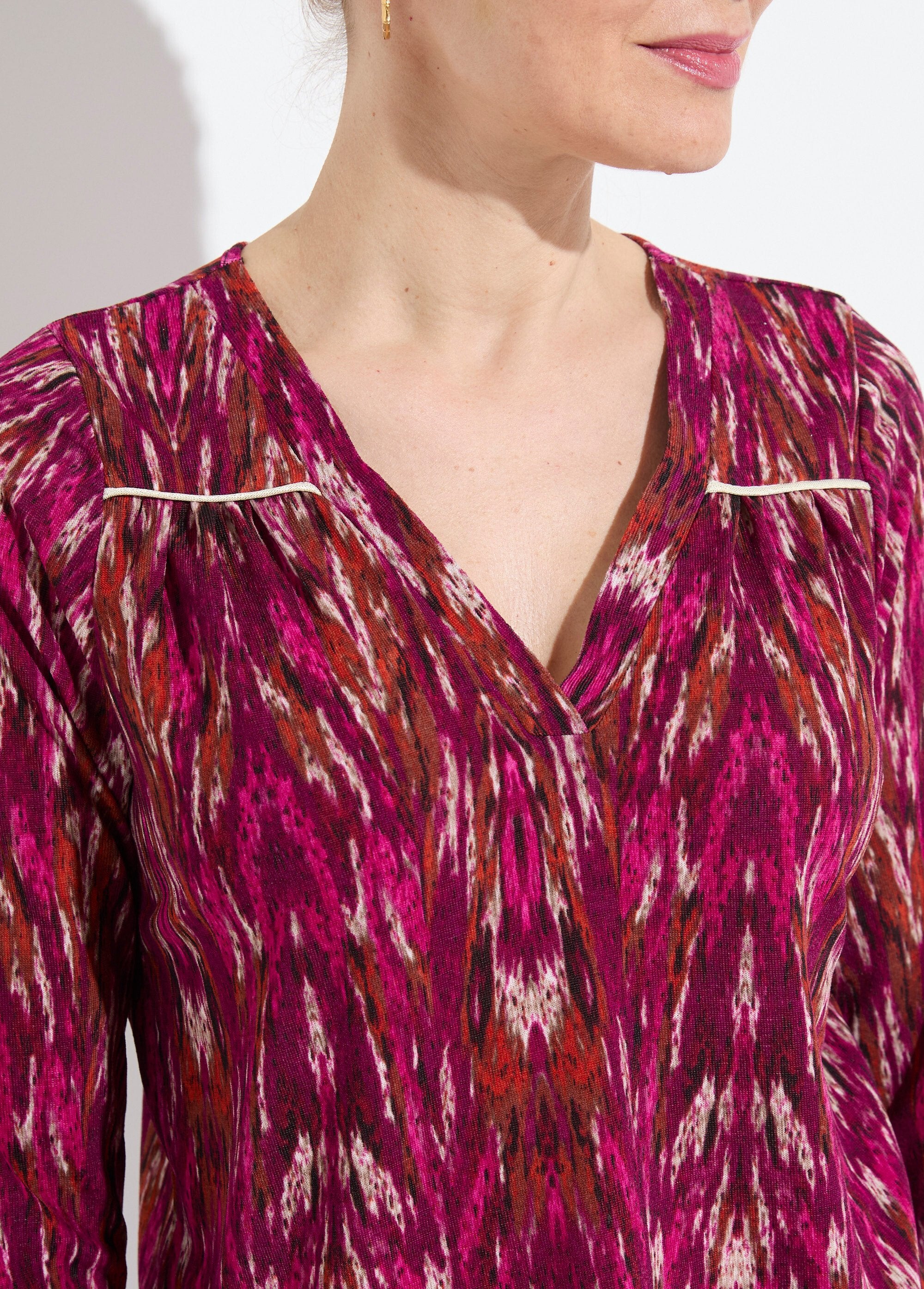 T-shirt_chaud_col_V_imprimé_manches_longues_Cassis_et_beige_DE1_slim