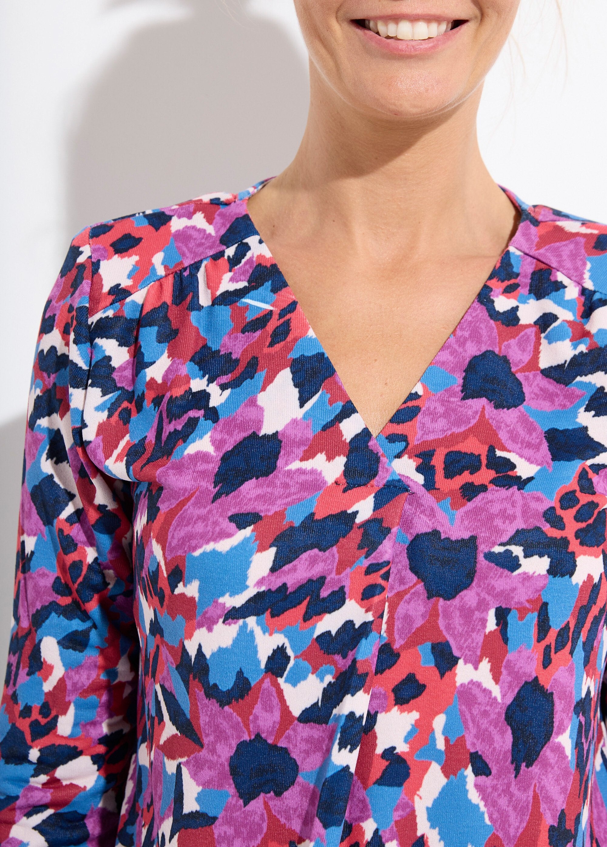 T-shirt_chaud_évasé_col_V_imprimé_multicolore_Imprime_bleu_DE1_slim