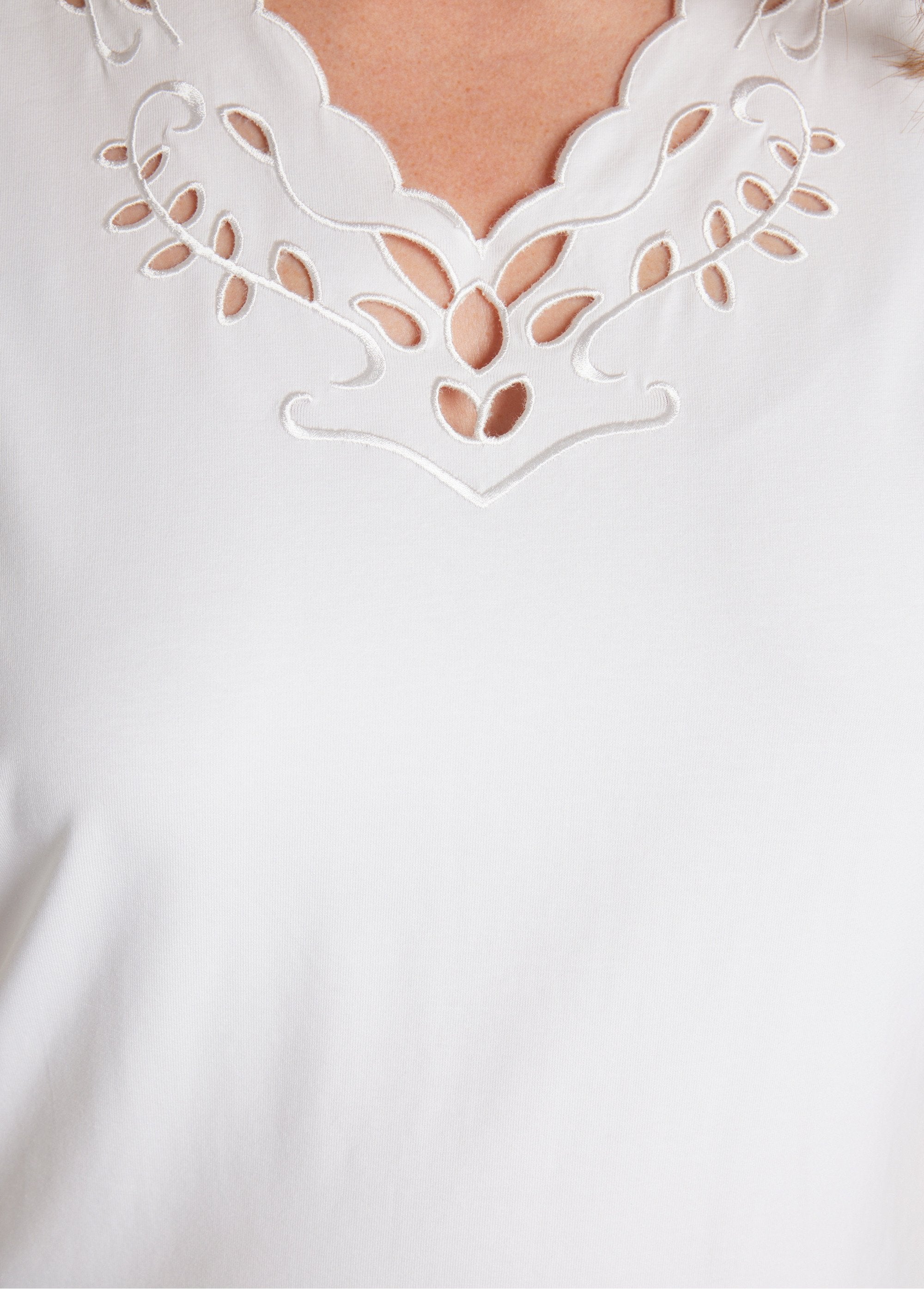 T-shirt_col_V_ajouré_brodé_Blanc_DE2_curvy