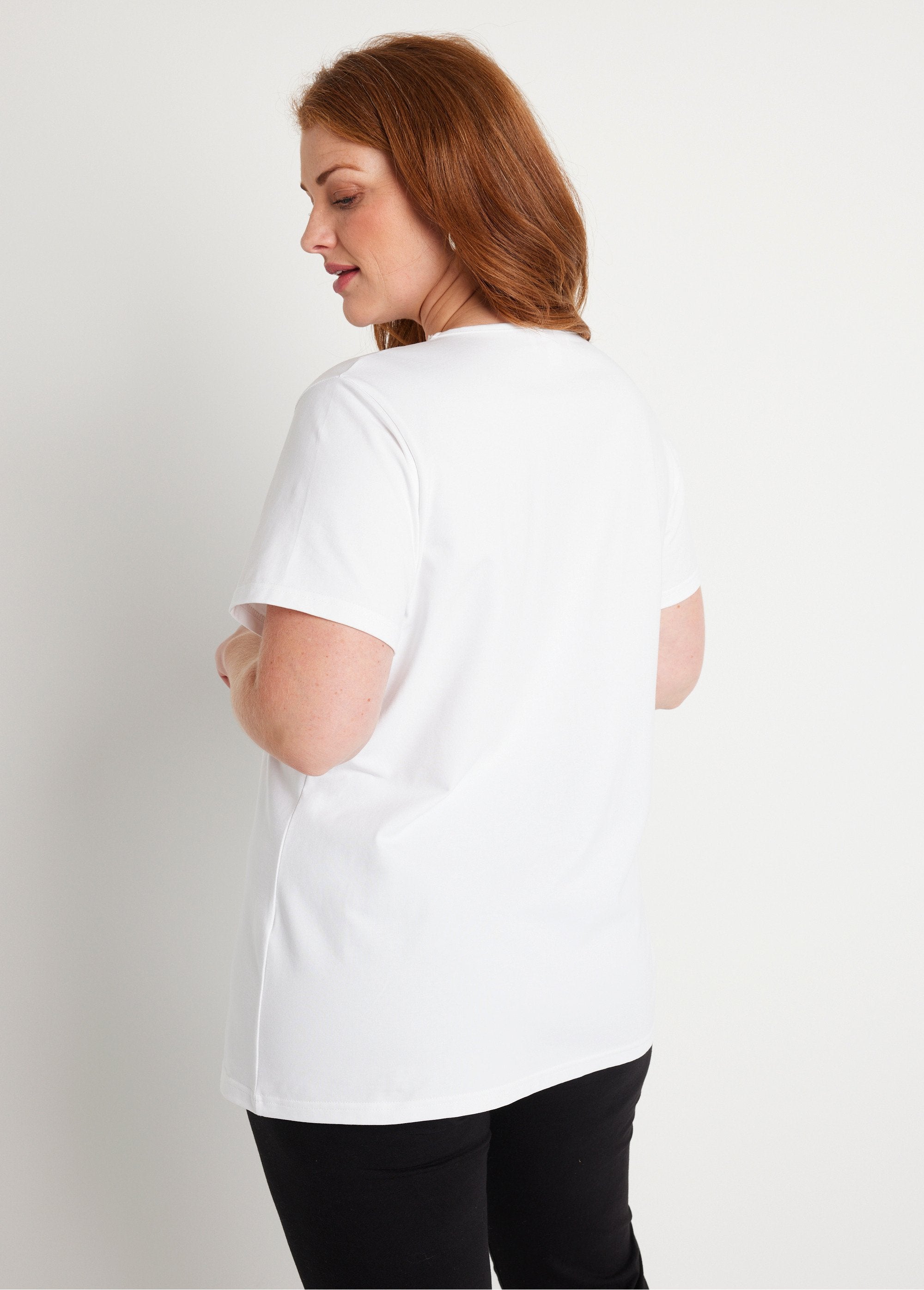 T-shirt_col_V_ajouré_brodé_Blanc_DO1_curvy