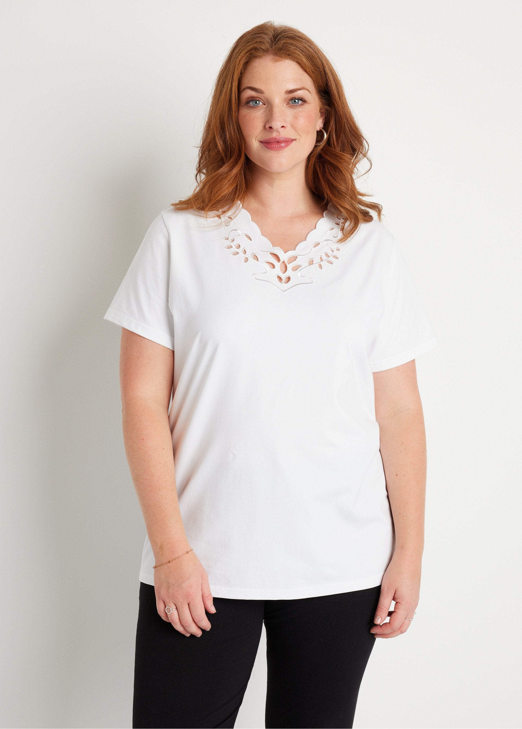 T-shirt_col_V_ajouré_brodé_Blanc_FA1_curvy
