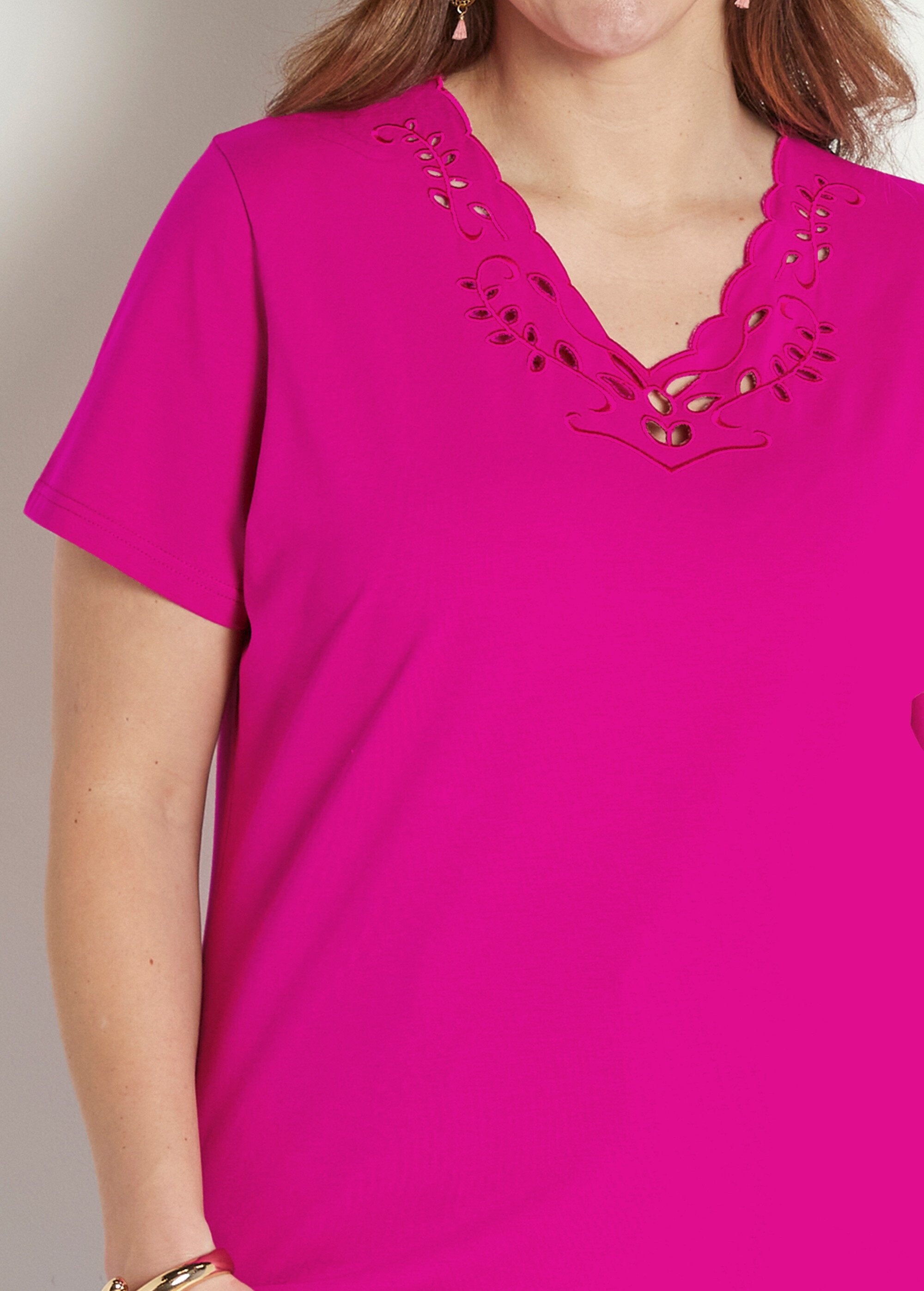 T-shirt_col_V_ajouré_brodé_Fuchsia_DE1_curvy