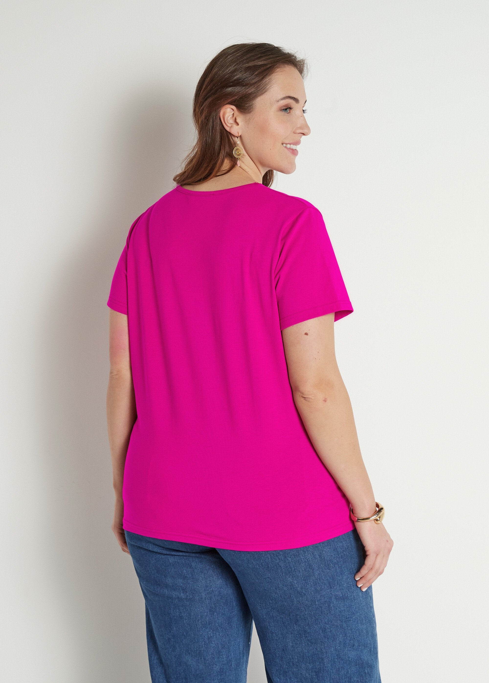T-shirt_col_V_ajouré_brodé_Fuchsia_DO1_curvy