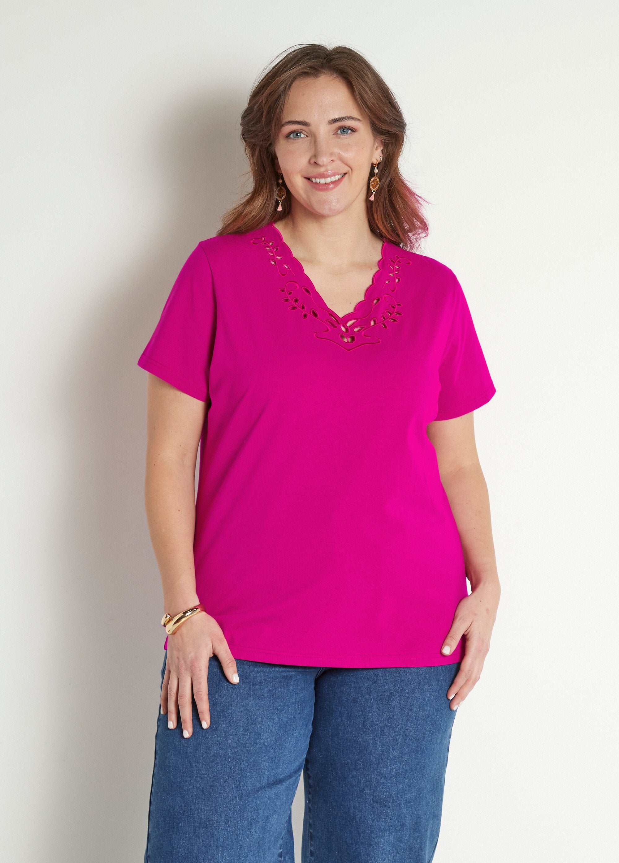 T-shirt_col_V_ajouré_brodé_Fuchsia_FA1_curvy