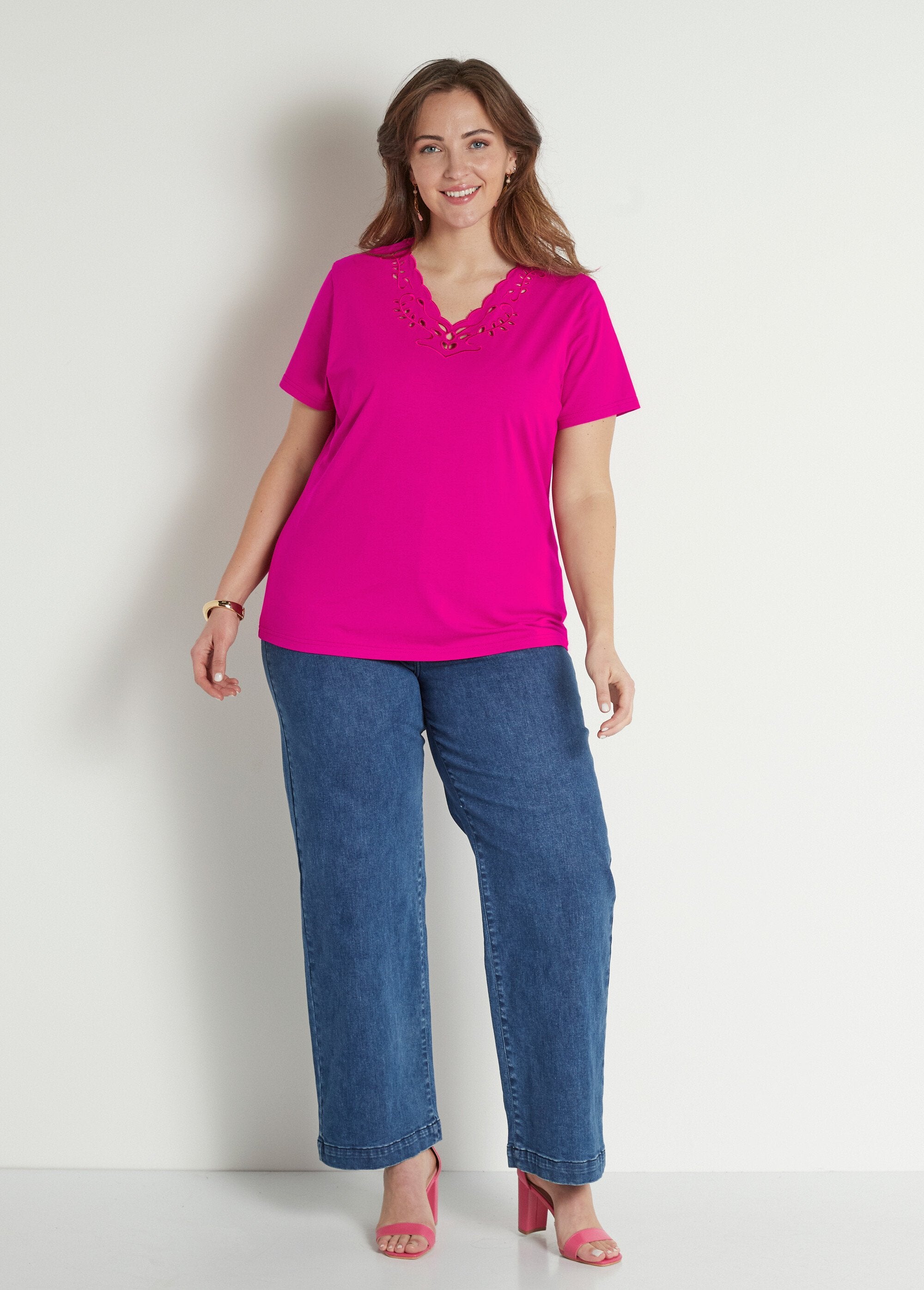 T-shirt_col_V_ajouré_brodé_Fuchsia_SF1_curvy