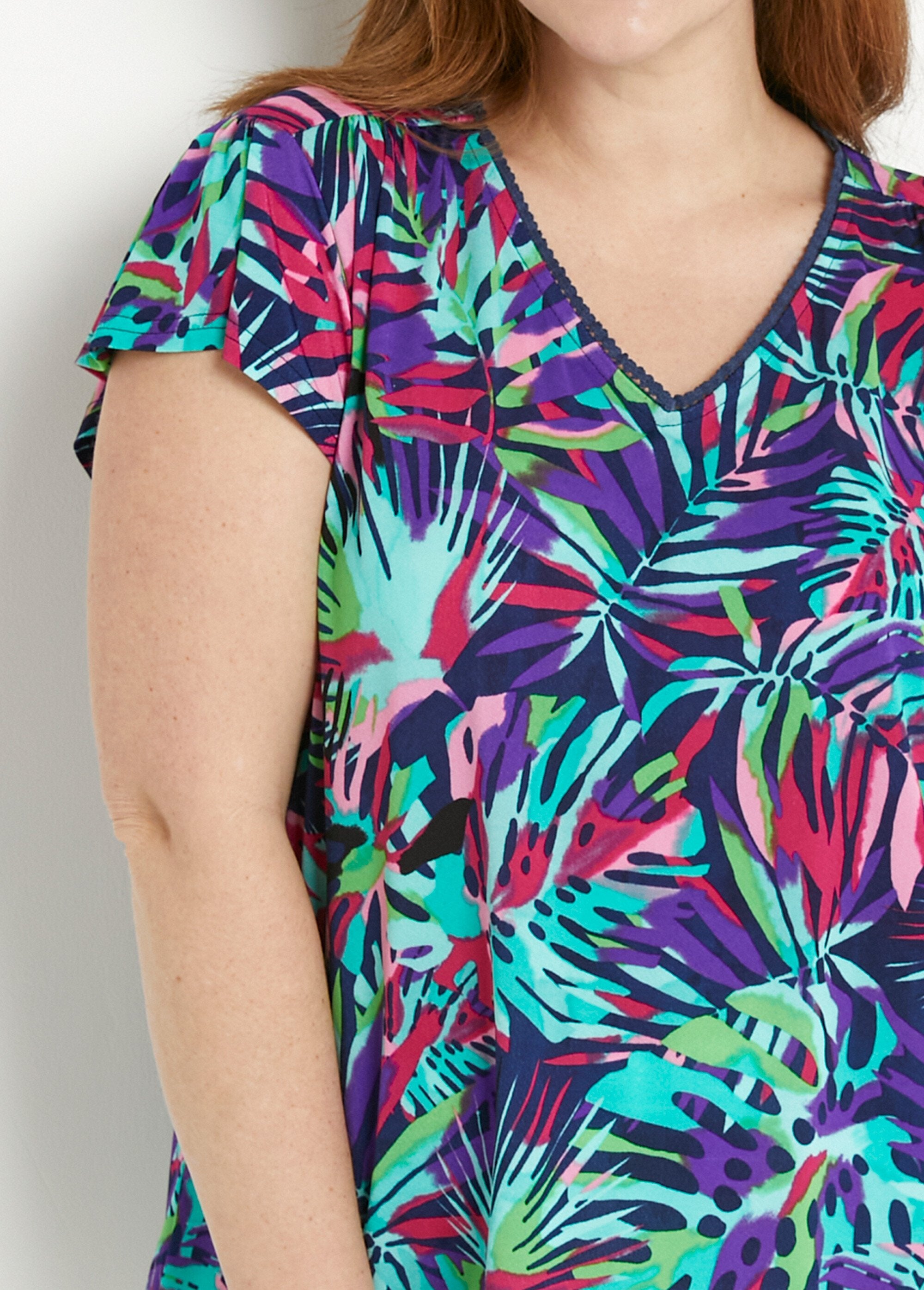 T-shirt_met_korte_mouwen_en_uitlopende_V-hals_Multicolore_DE1_curvy