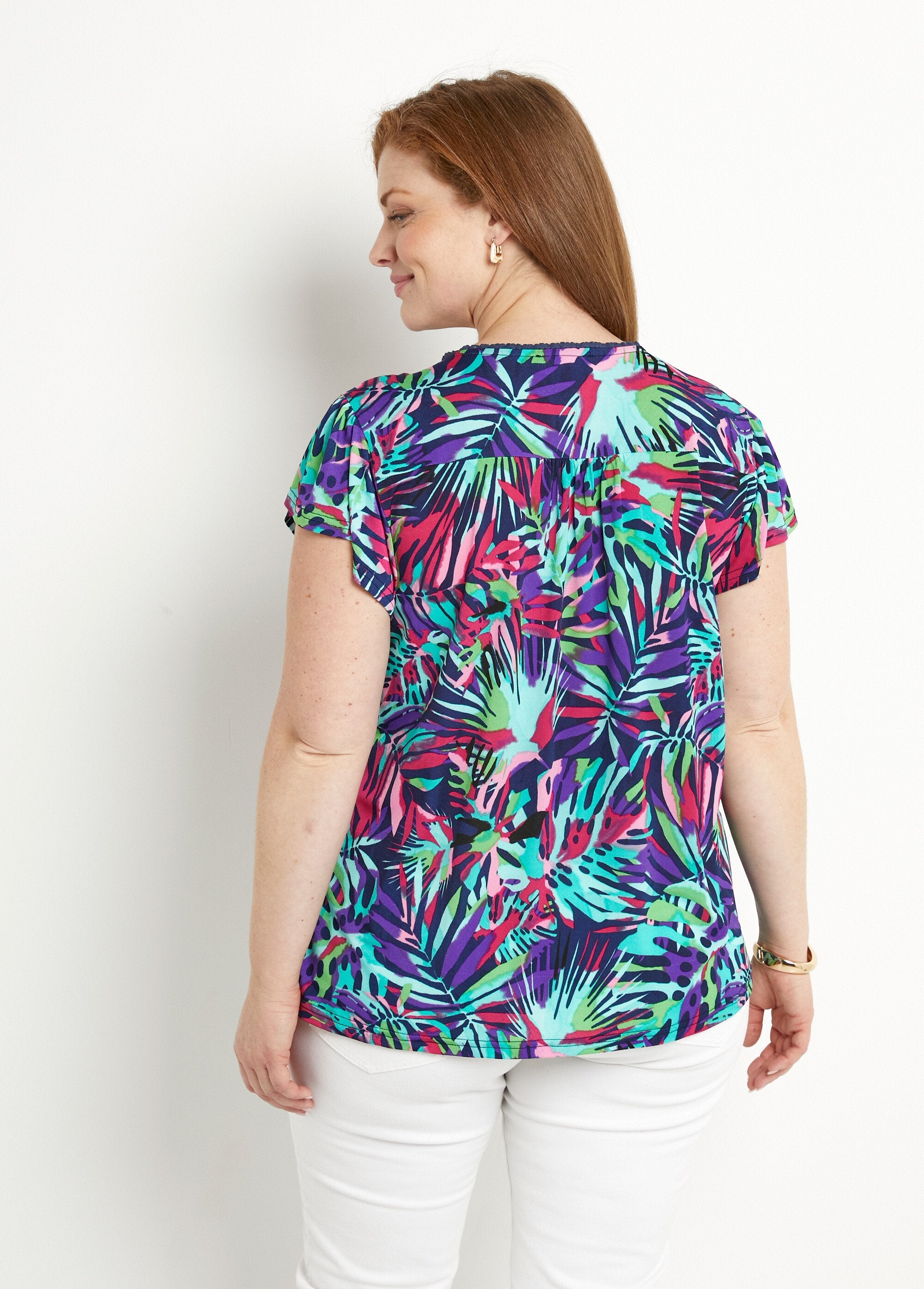 T-shirt_met_korte_mouwen_en_uitlopende_V-hals_Multicolore_DO1_curvy
