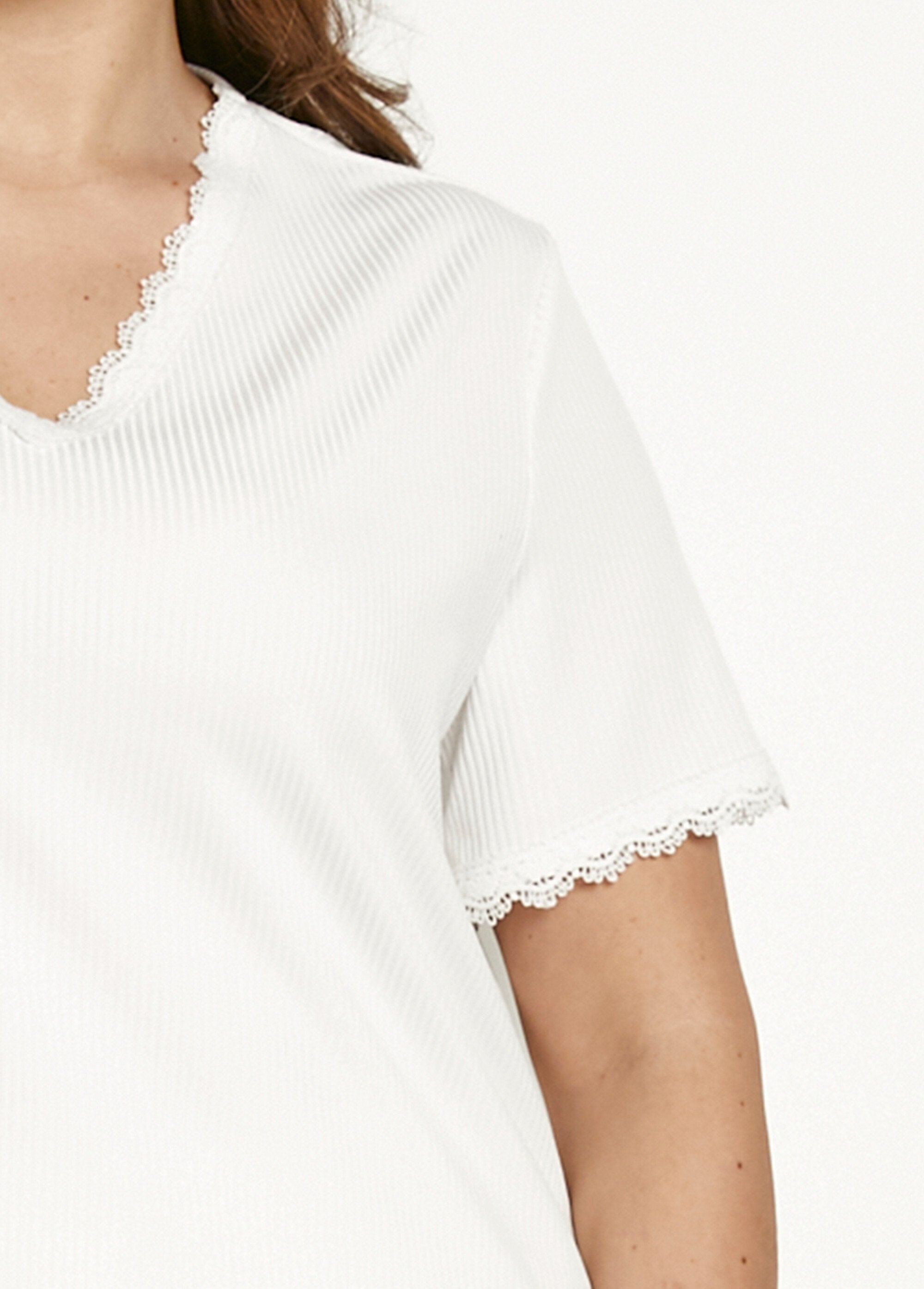 T-shirt_col_V_fines_côtes_dentelle_manches_courtes_Blanc_DE1_curvy