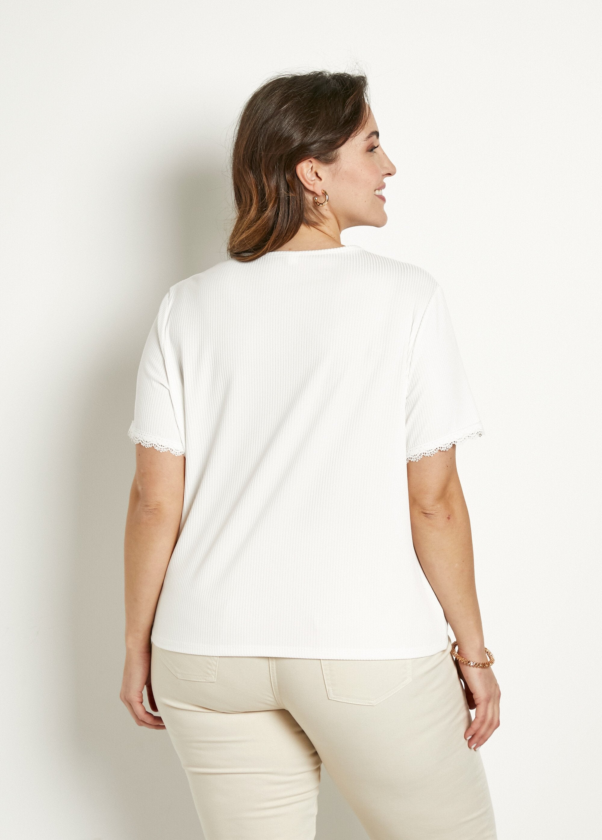 T-shirt_col_V_fines_côtes_dentelle_manches_courtes_Blanc_DO1_curvy
