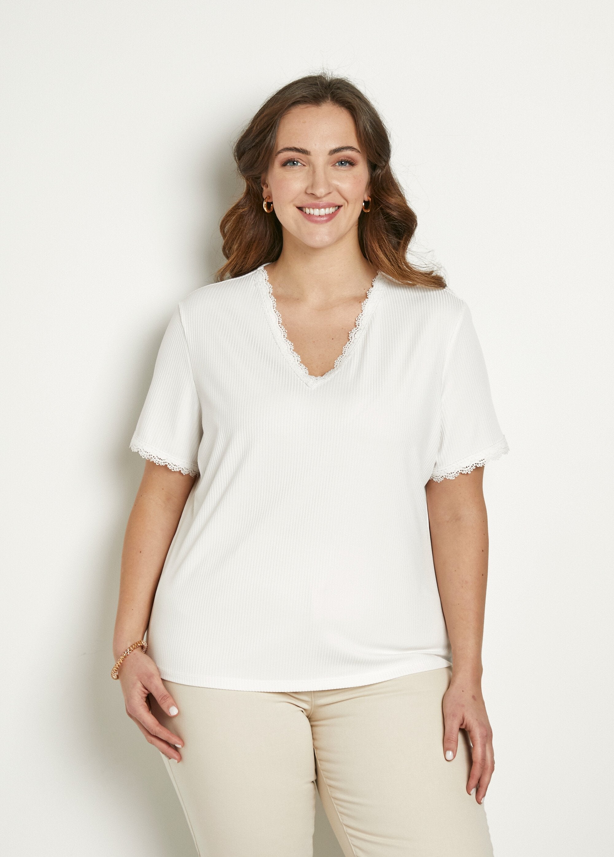T-shirt_col_V_fines_côtes_dentelle_manches_courtes_Blanc_FA1_curvy