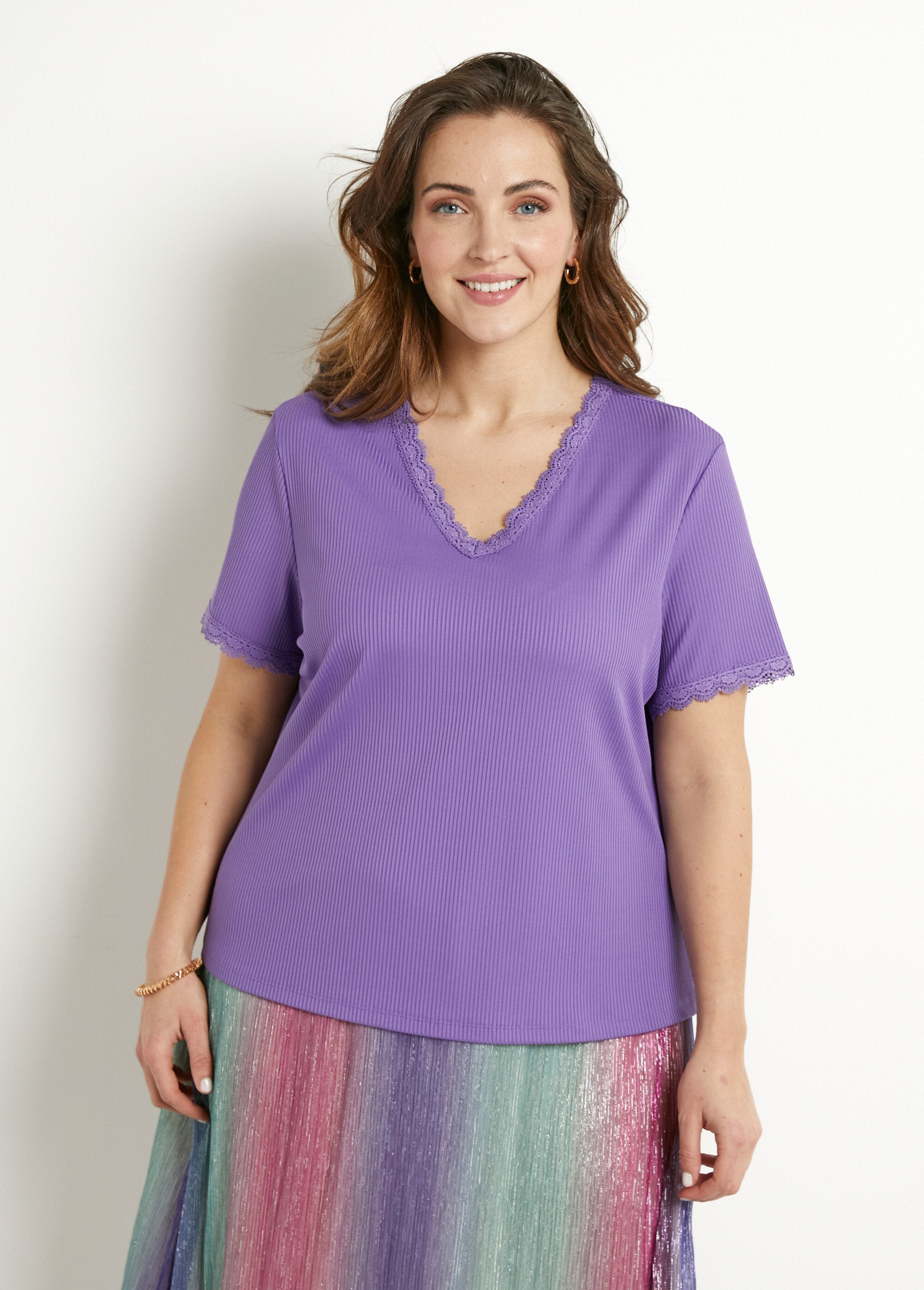 T-shirt_met_V-hals_en_kanten_boord,_korte_mouwen_Parme_FA1_curvy