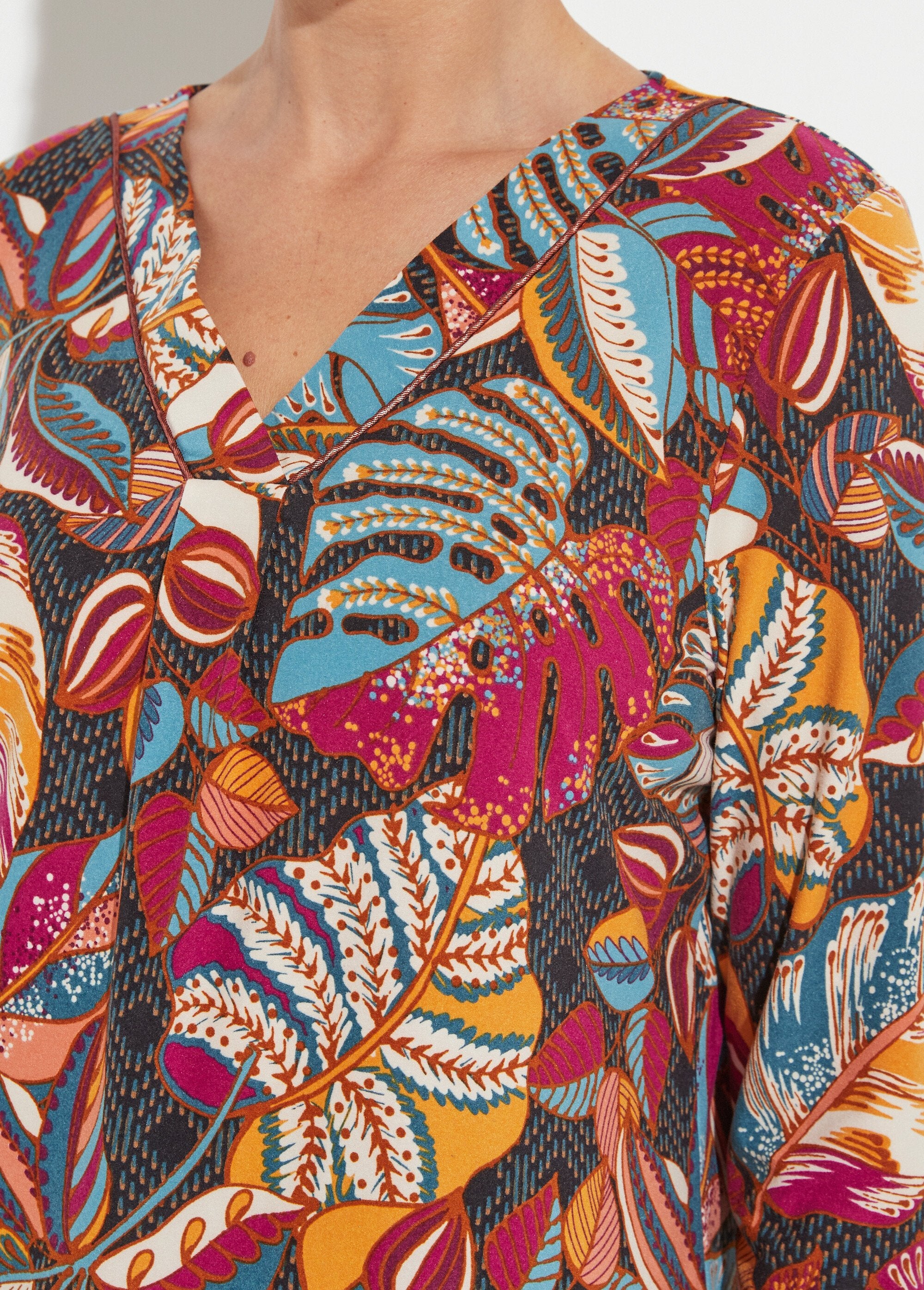 Bedrukt_T-shirt_met_lange_mouwen_en_V-hals_Groseille_et_bleu_DE1_slim