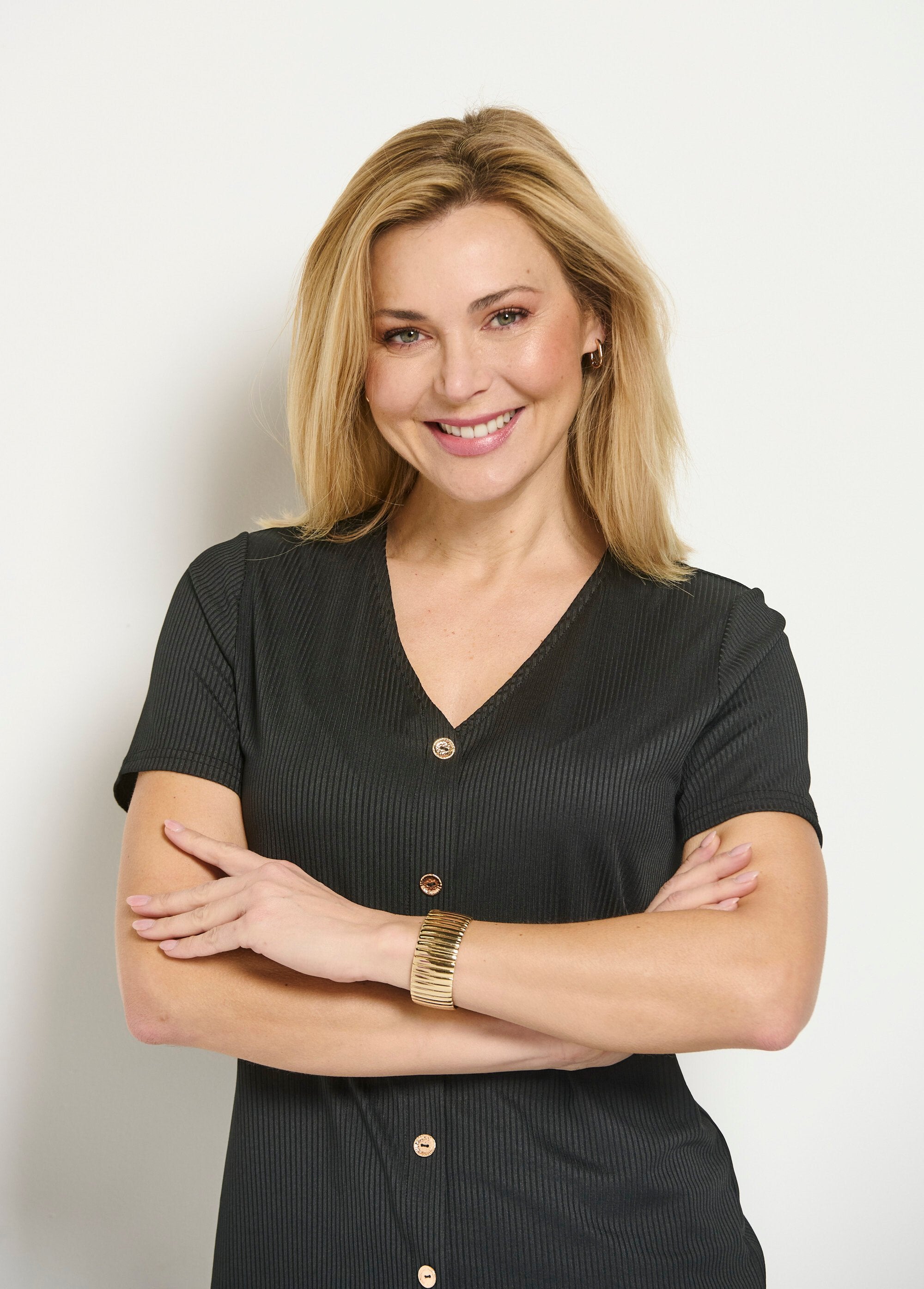 Effen_geribd_T-shirt_met_rechte_V-hals_Noir_DE1_slim