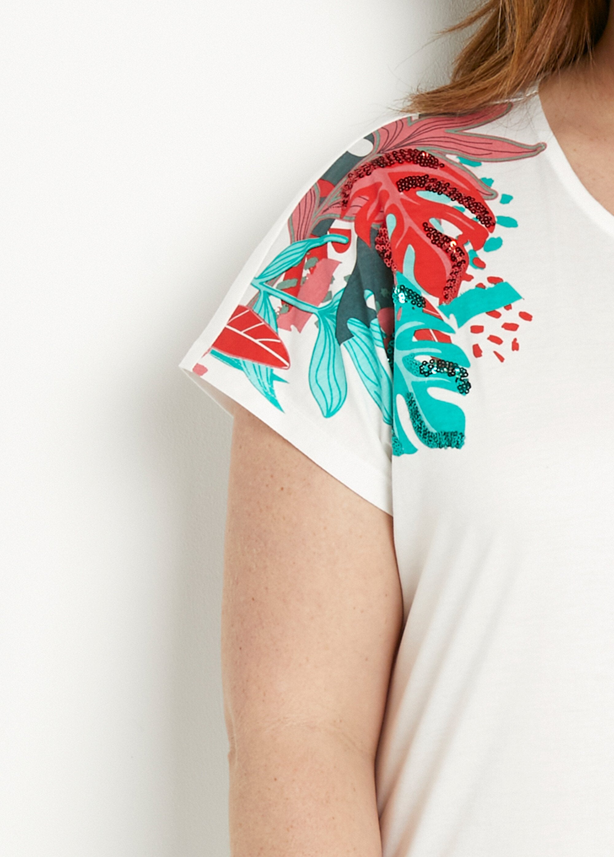 T-shirt_court_blanc_motif_sequins_col_rond_Fond_blanc_DE1_curvy