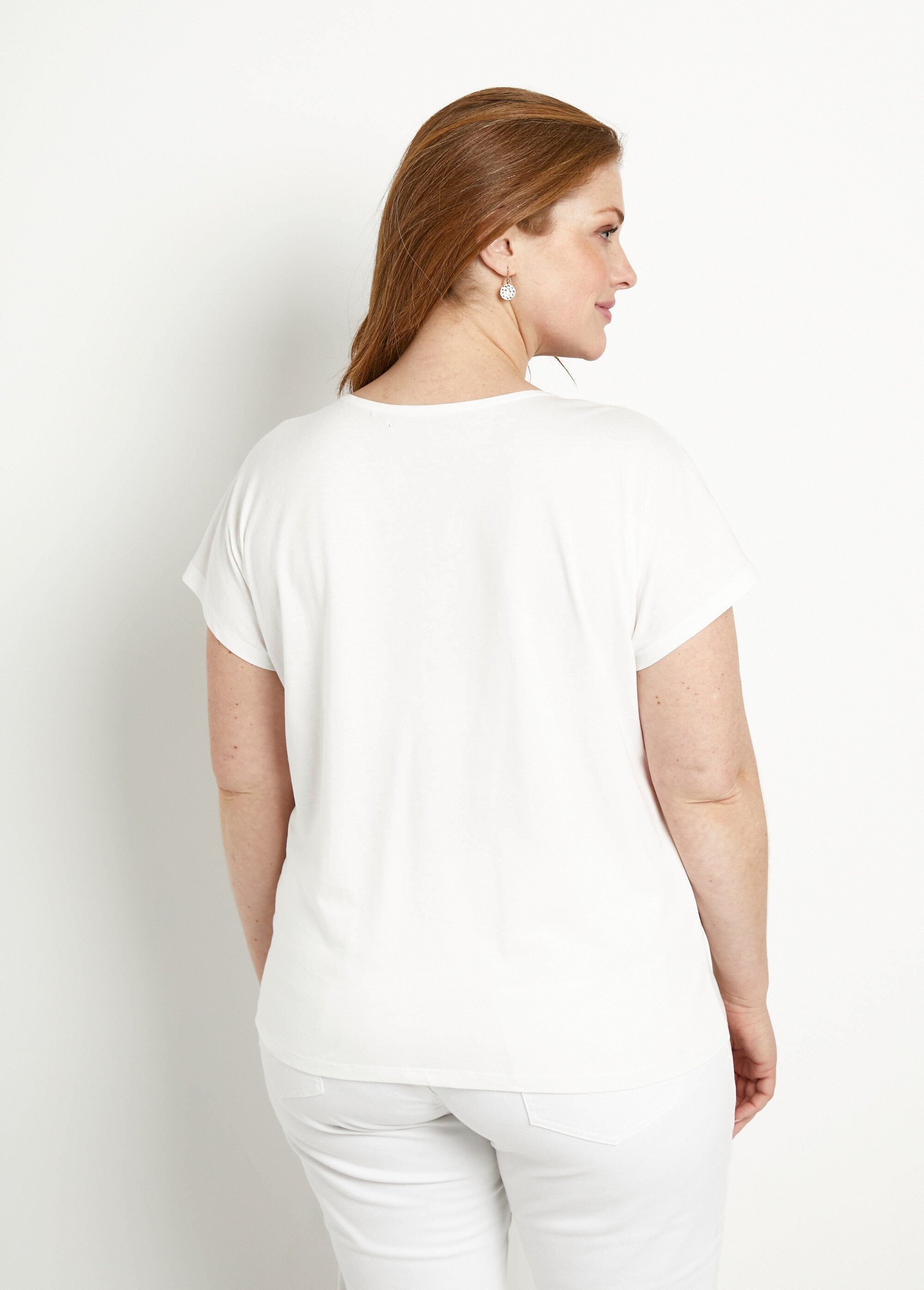 T-shirt_court_blanc_motif_sequins_col_rond_Fond_blanc_DO1_curvy