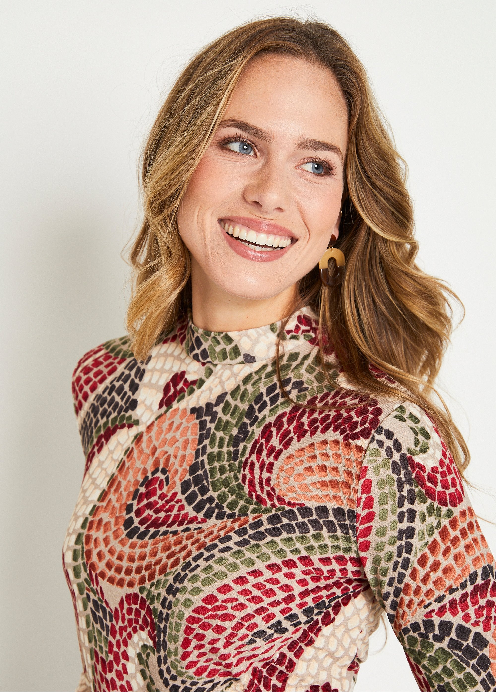 T-shirt_court_chaud_col_montant_graphique_Beige_et_brique_DE1_slim