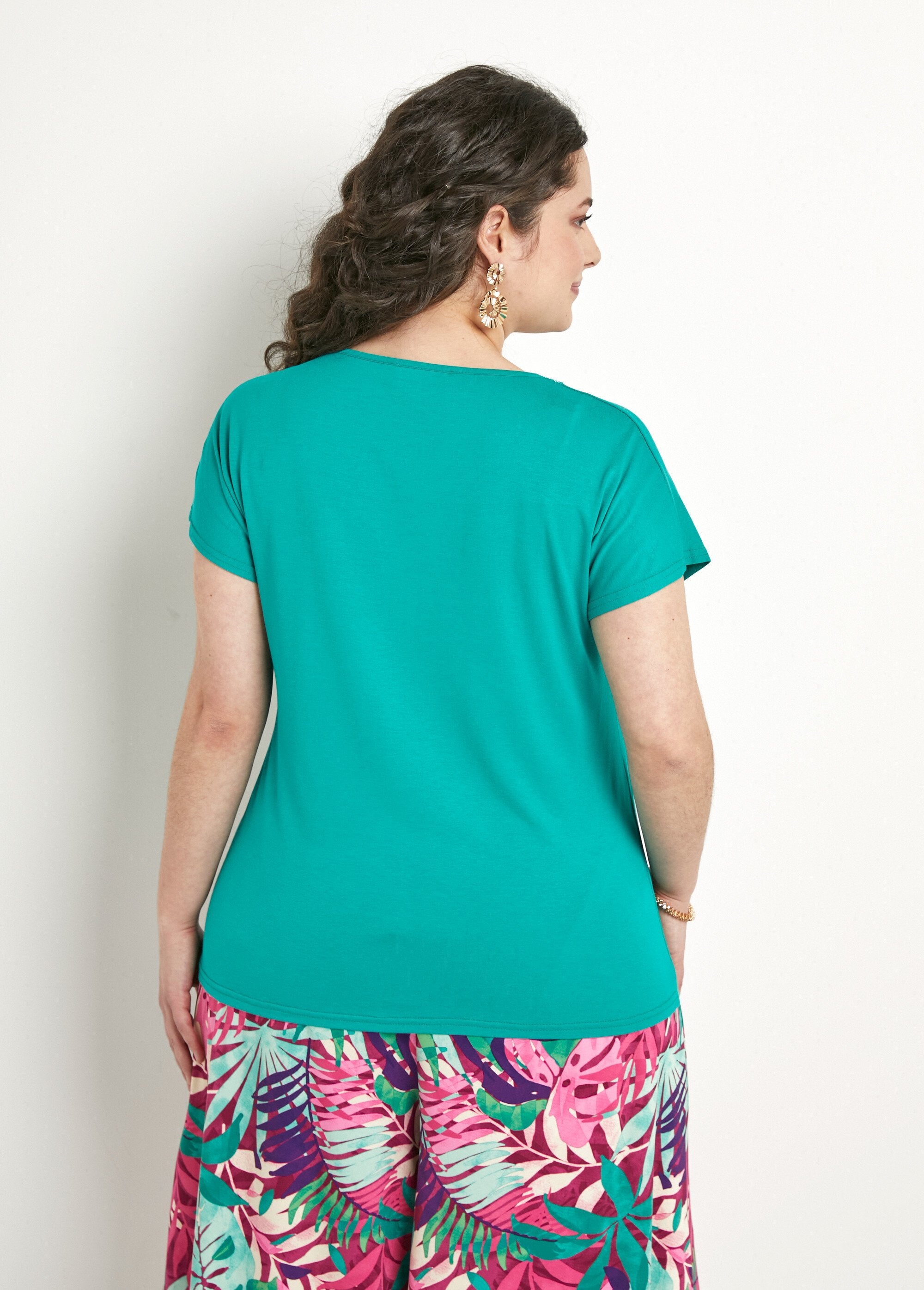 Kort_T-shirt_van_stretchkant_Menthe_DO1_curvy