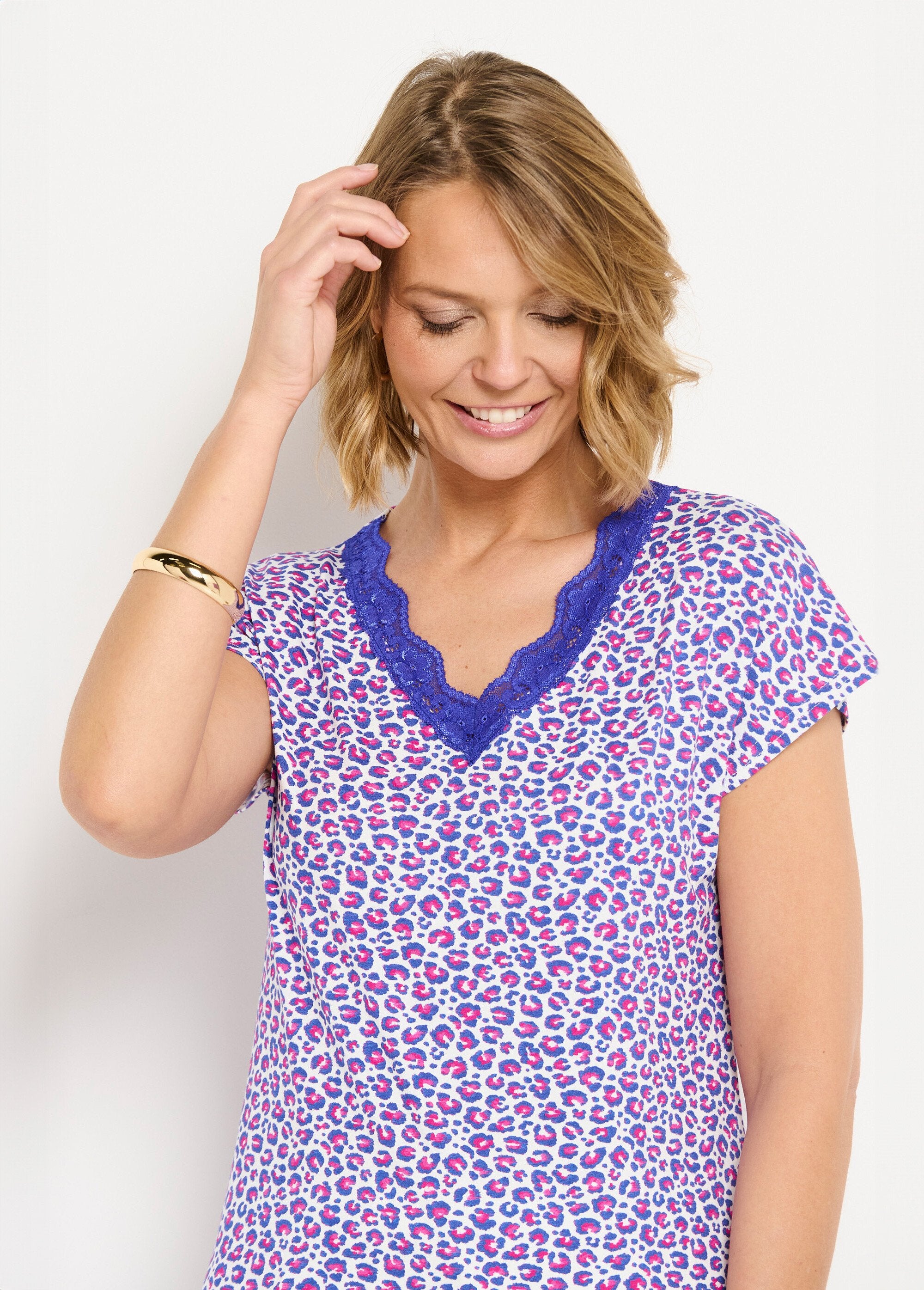 Kort_T-shirt_van_stretchkant_Fond_ecru_DE1_slim