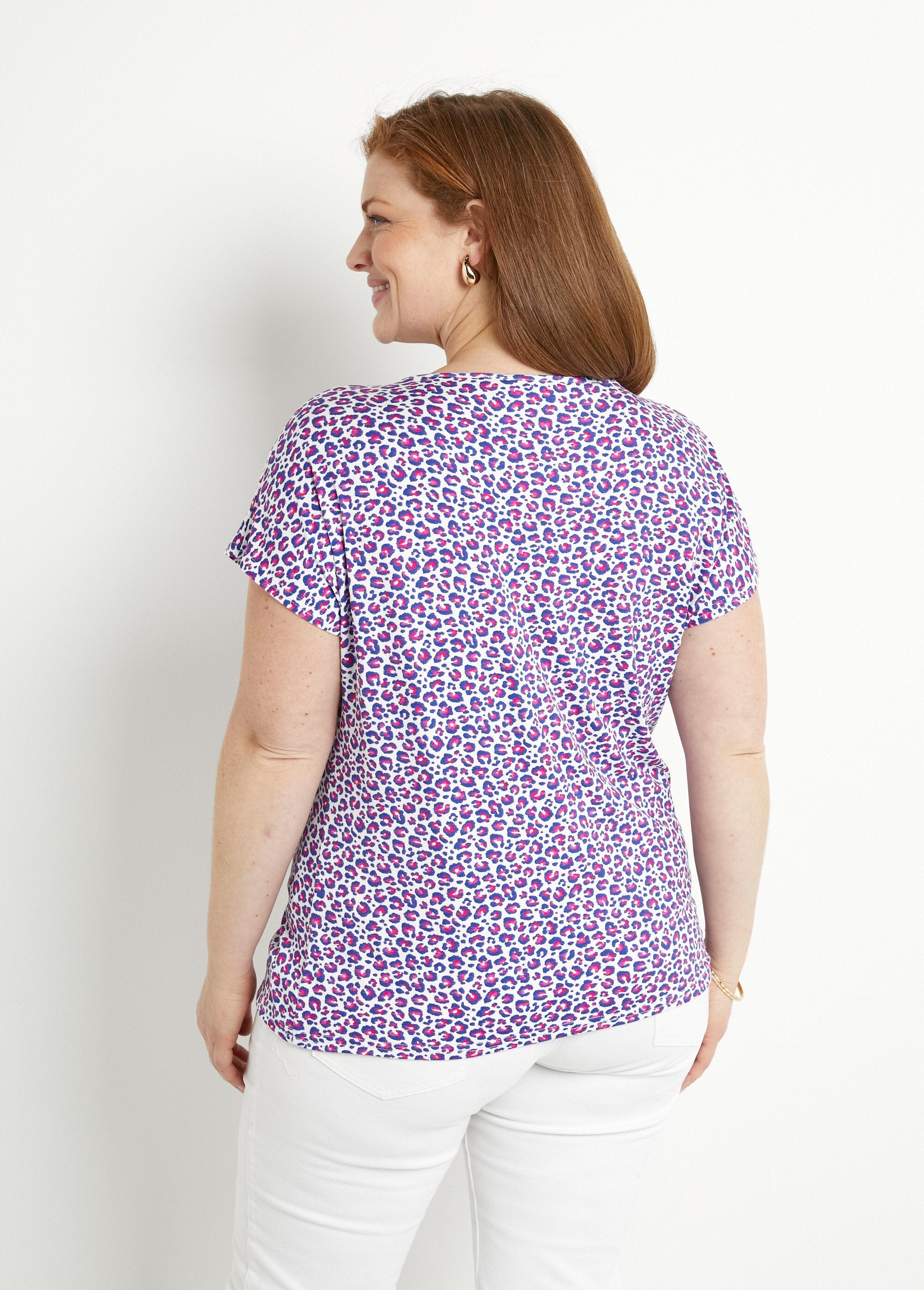 Kort_T-shirt_van_stretchkant_Fond_ecru_DO1_curvy