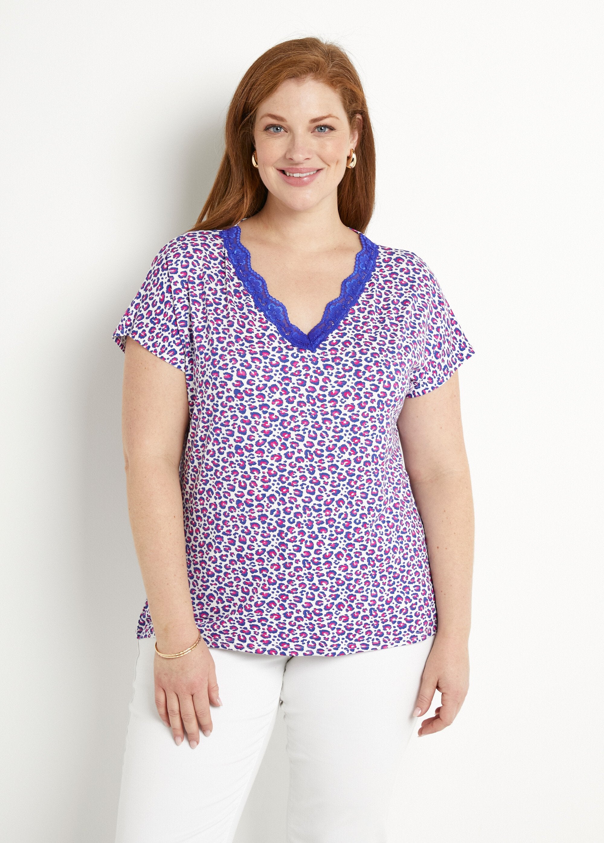 Kort_T-shirt_van_stretchkant_Fond_ecru_FA1_curvy