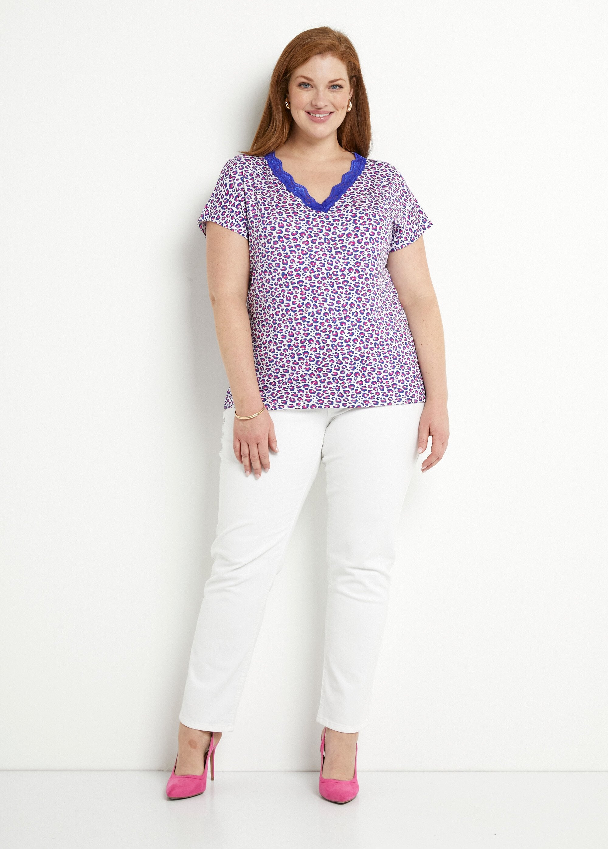 Kort_T-shirt_van_stretchkant_Fond_ecru_SF1_curvy