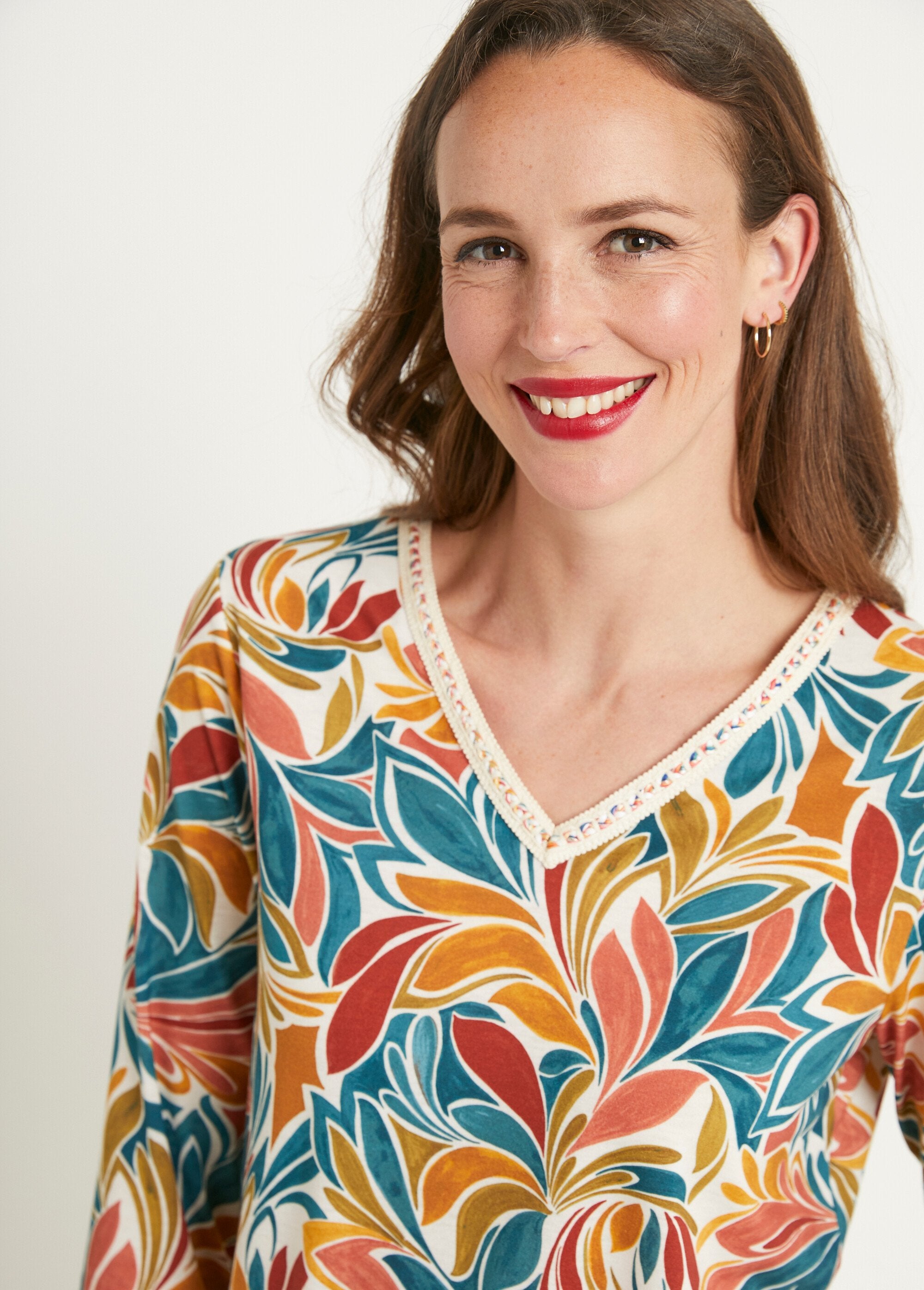 T-shirt_court_imprimé_col_V_extensible_Miel_et_aqua_DE1_slim