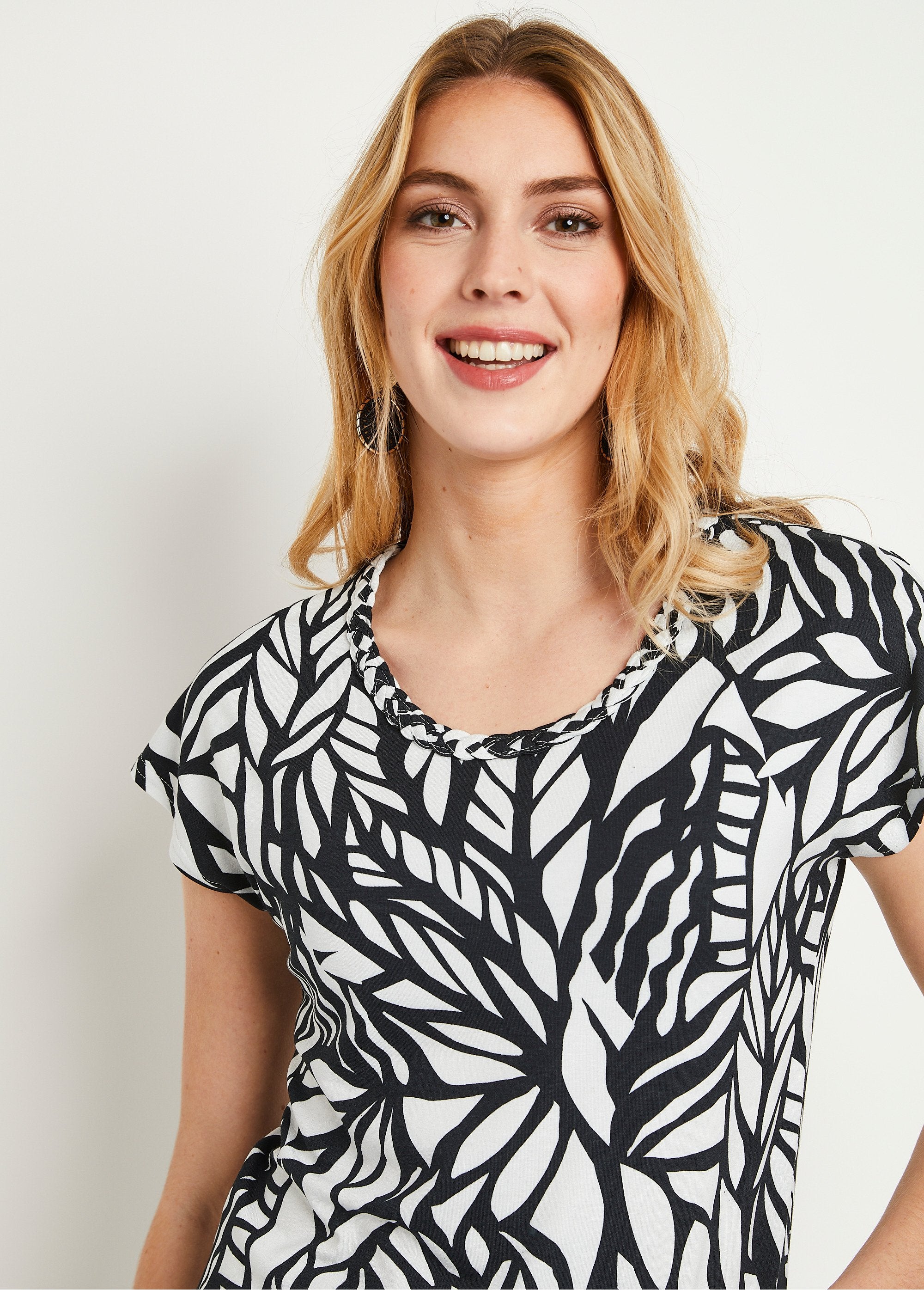 T-shirt_court_motif_graphique_Noir_et_blanc_DE1_slim