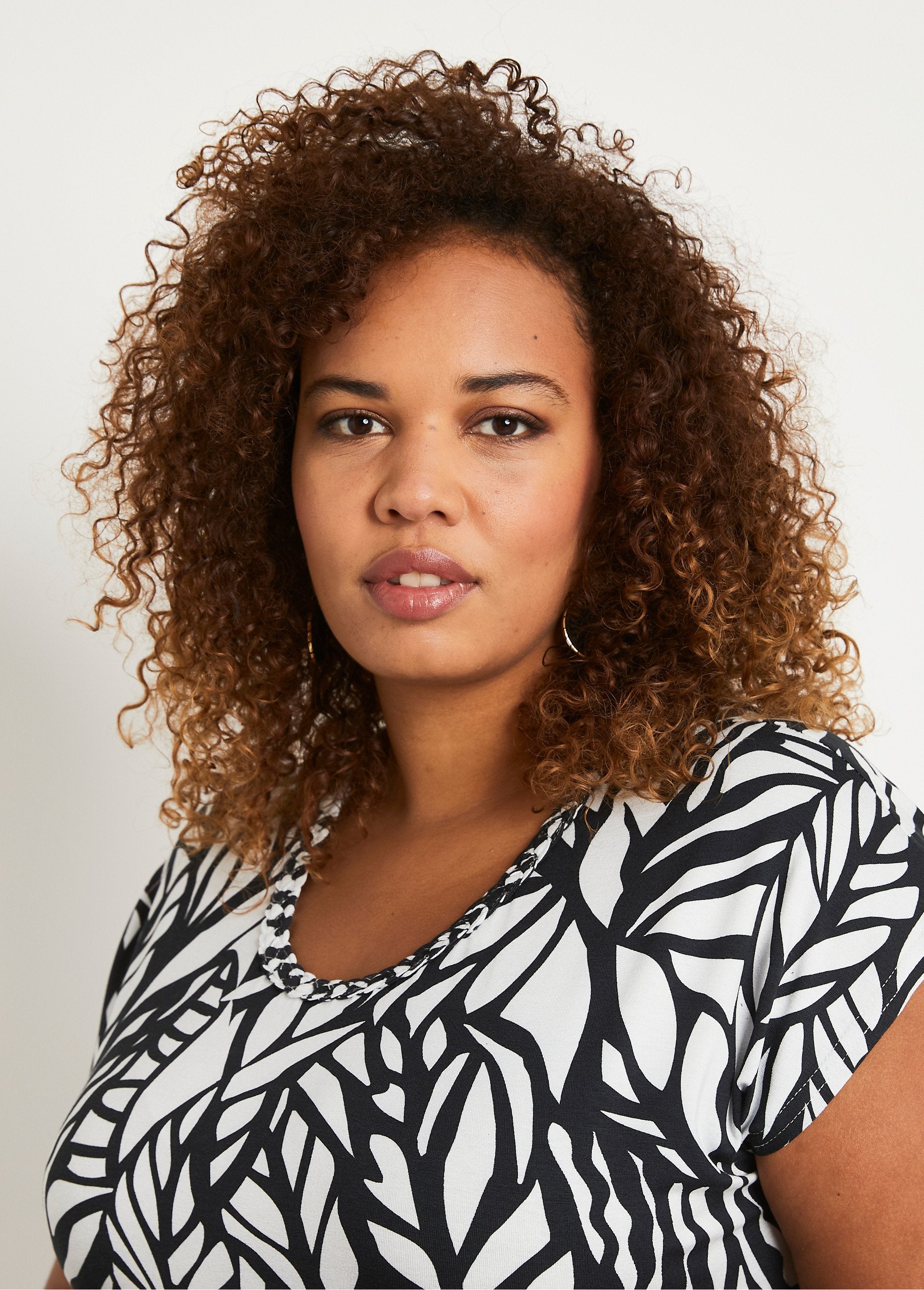 T-shirt_court_motif_graphique_Noir_et_blanc_DE2_curvy