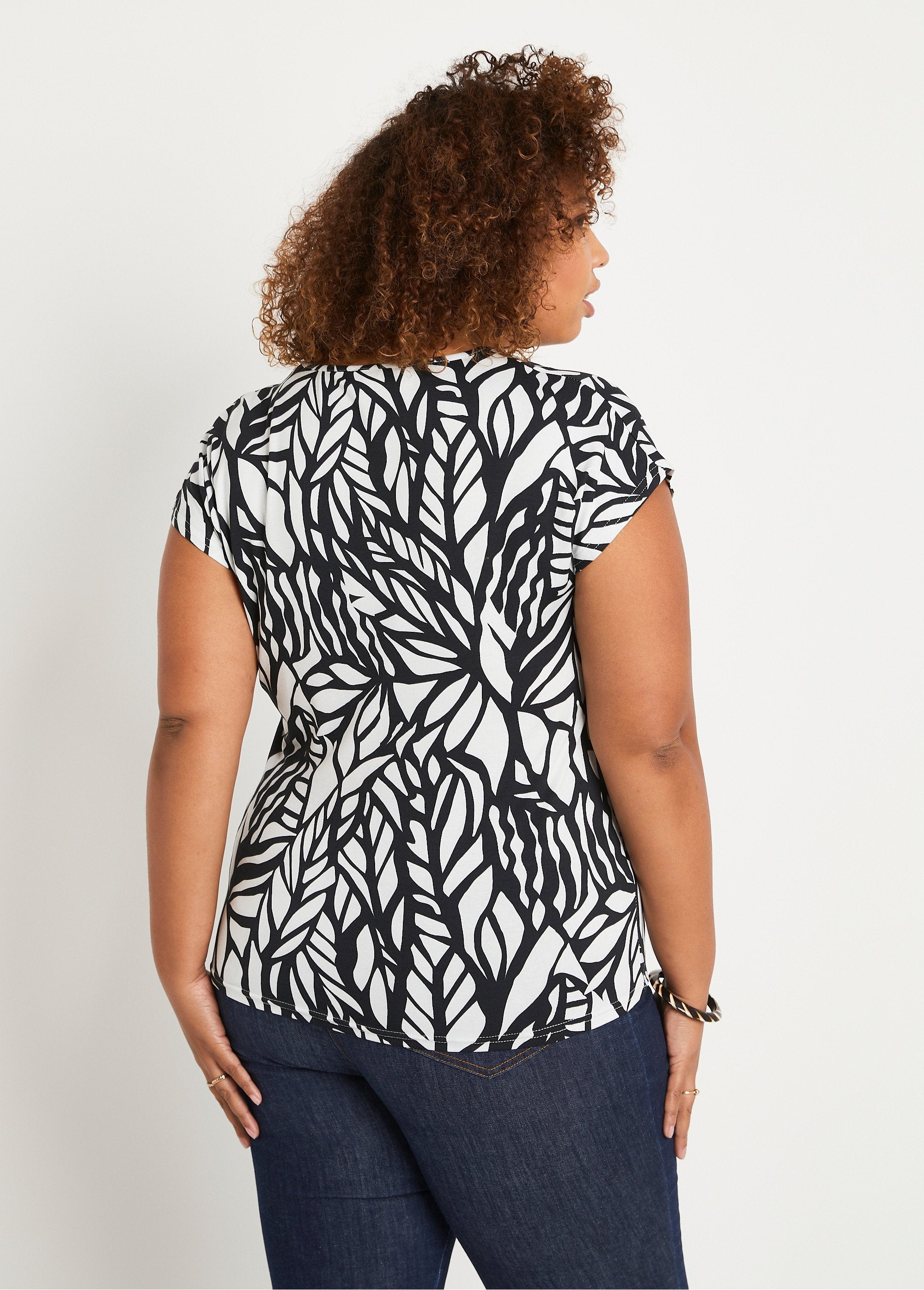 T-shirt_court_motif_graphique_Noir_et_blanc_DO1_curvy