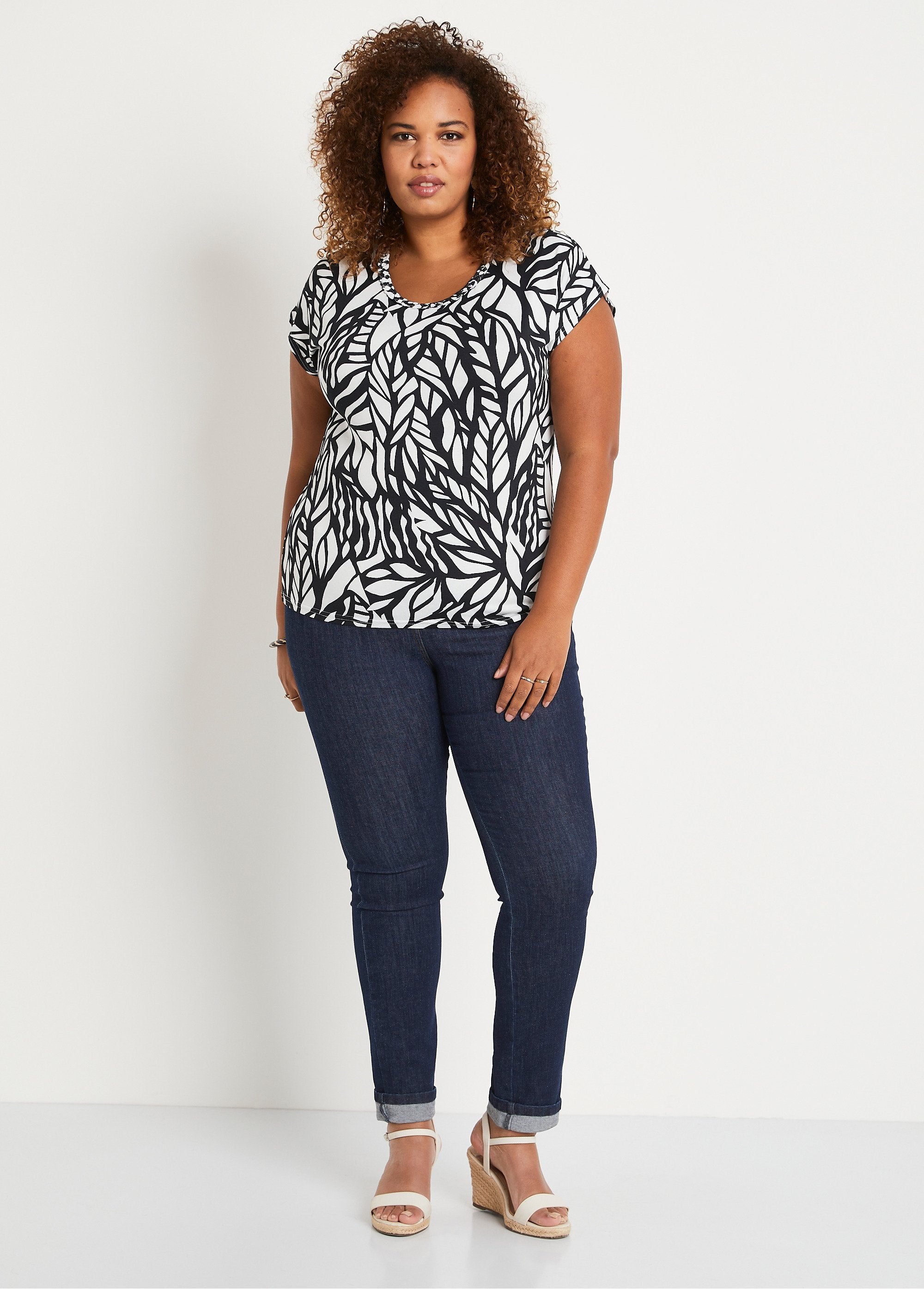 T-shirt_court_motif_graphique_Noir_et_blanc_SF1_curvy