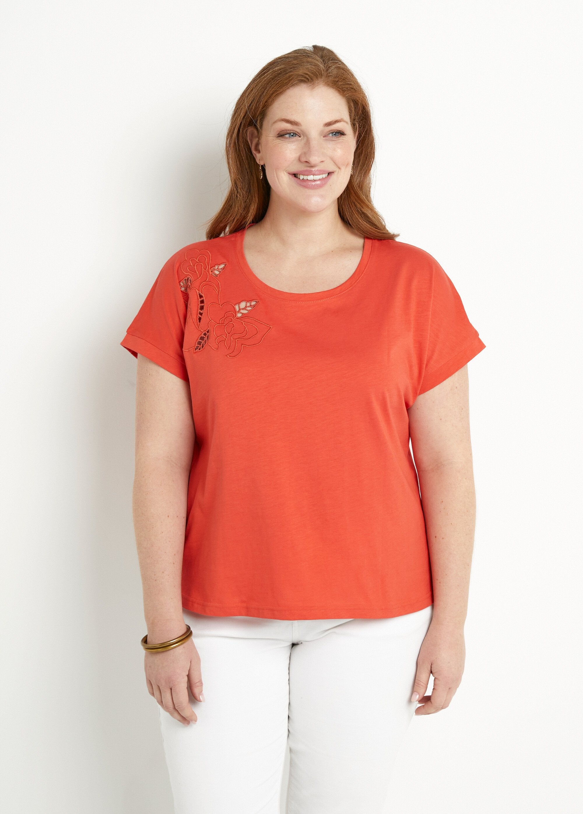 T-shirt_court_uni_brodé_ajouré_manches_courtes_Capucine_FA1_curvy