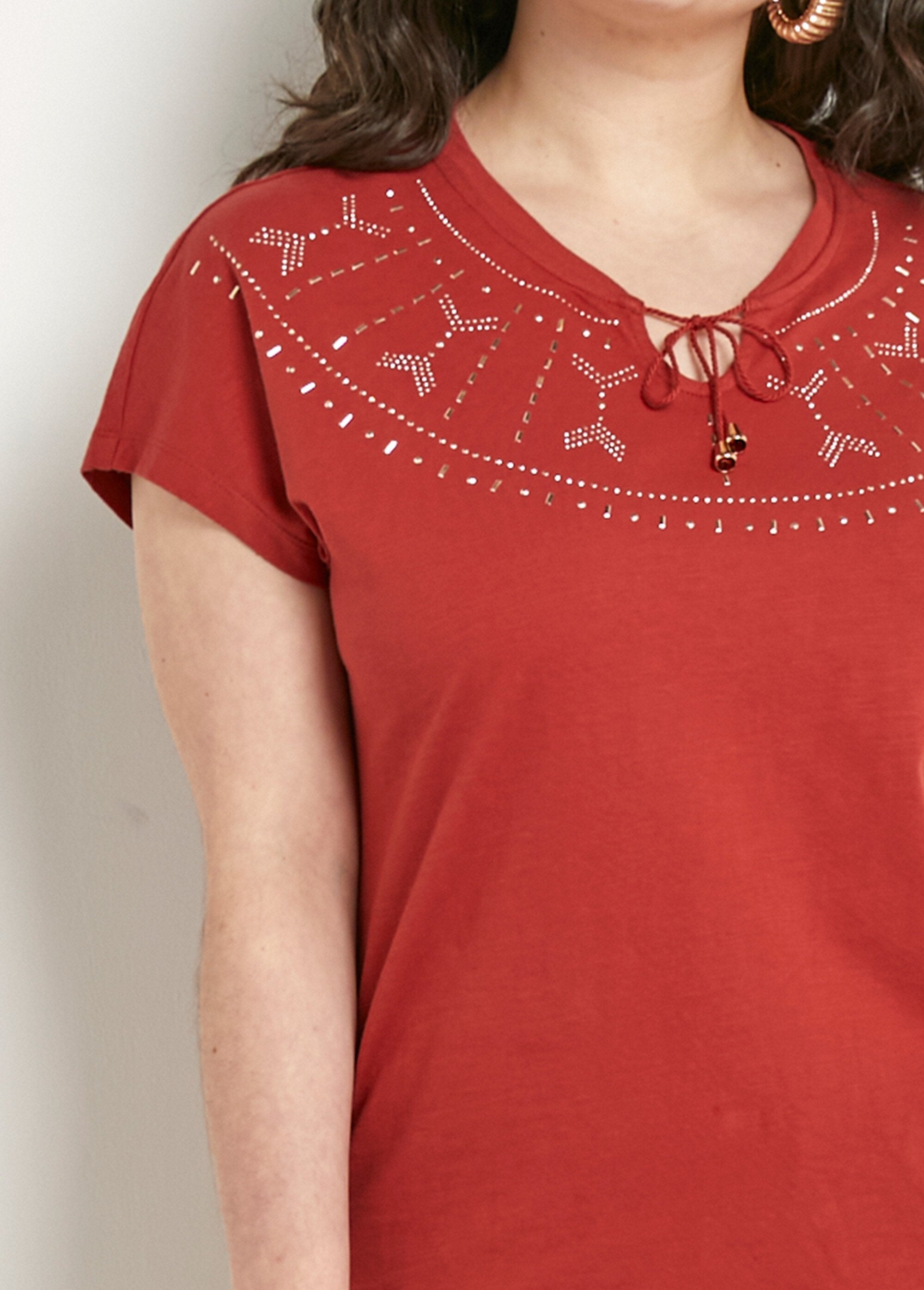 Effen_T-shirt_met_studs_in_vlammensteek_Paprika_DE1_curvy