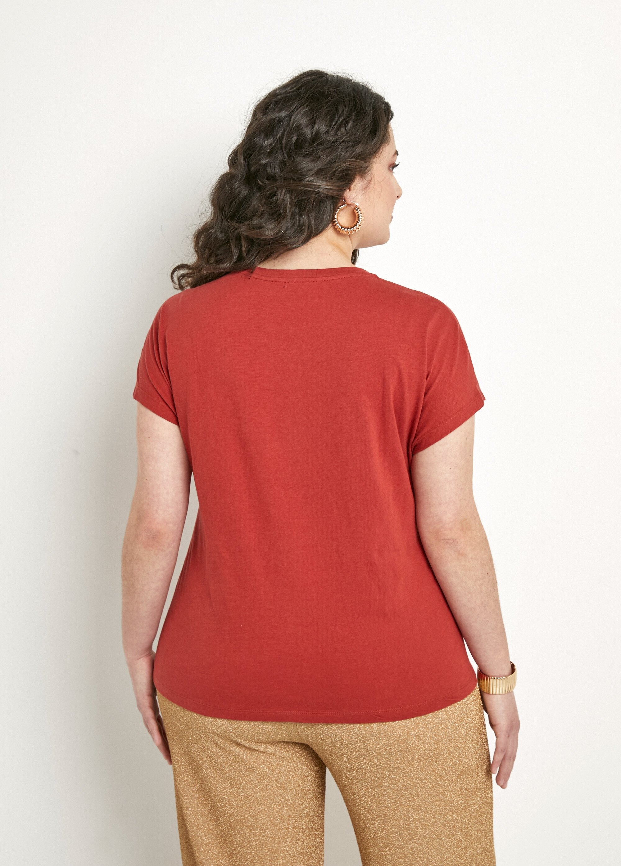 Effen_T-shirt_met_studs_in_vlammensteek_Paprika_DO1_curvy