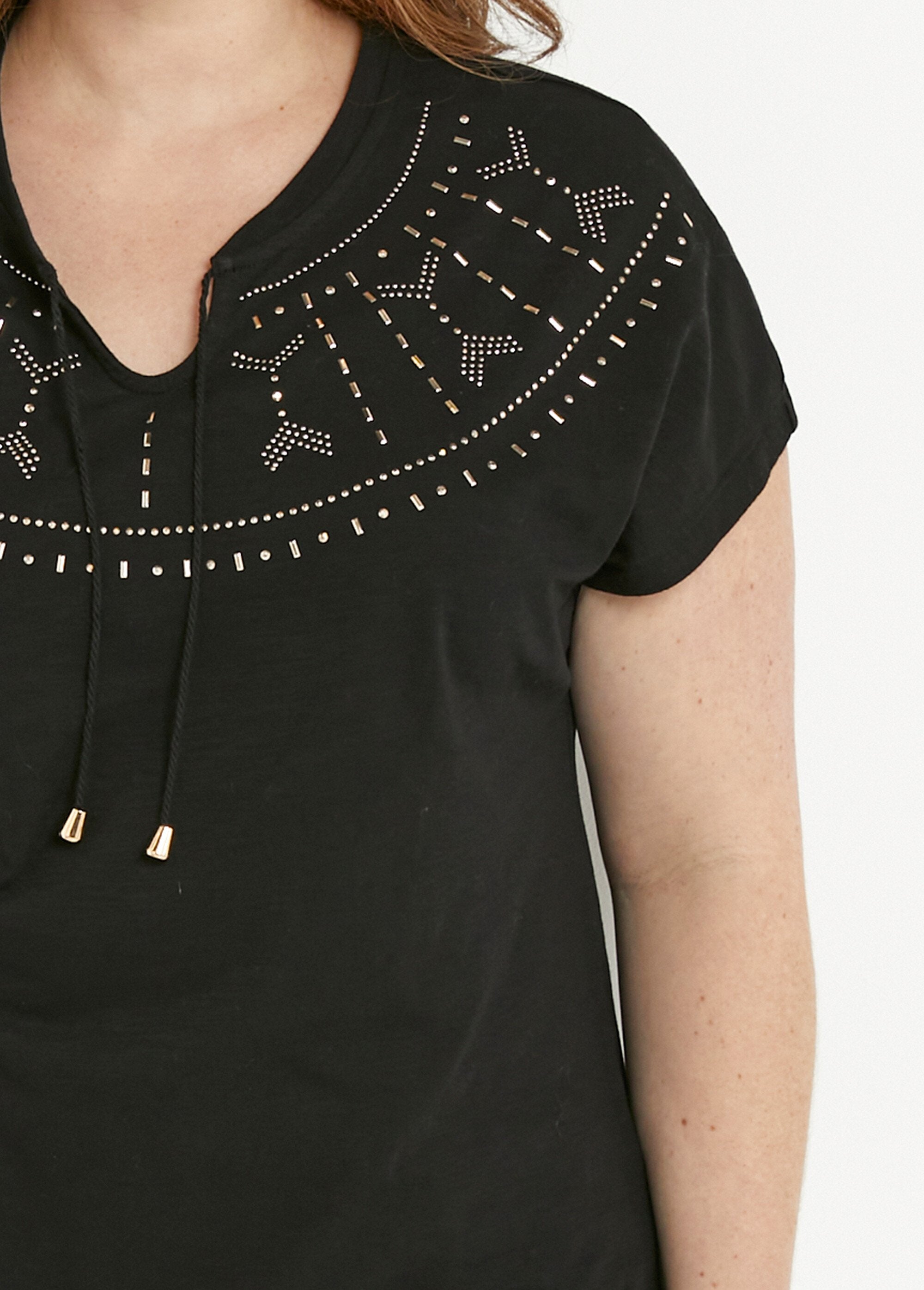 Effen_T-shirt_met_studs_in_vlammensteek_Noir_DE1_curvy