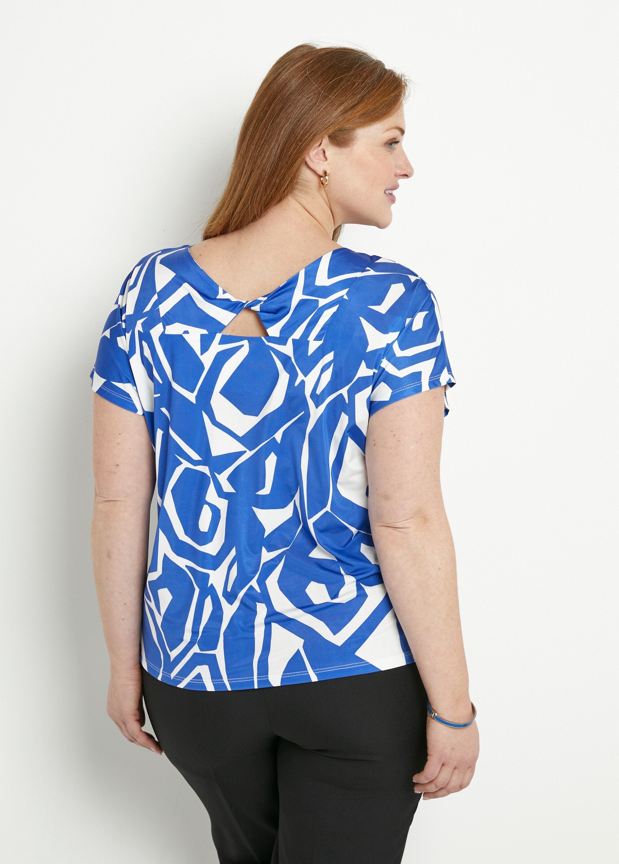 Grafisch_T-shirt_met_V-hals_Bleu_et_blanc_DO1_curvy
