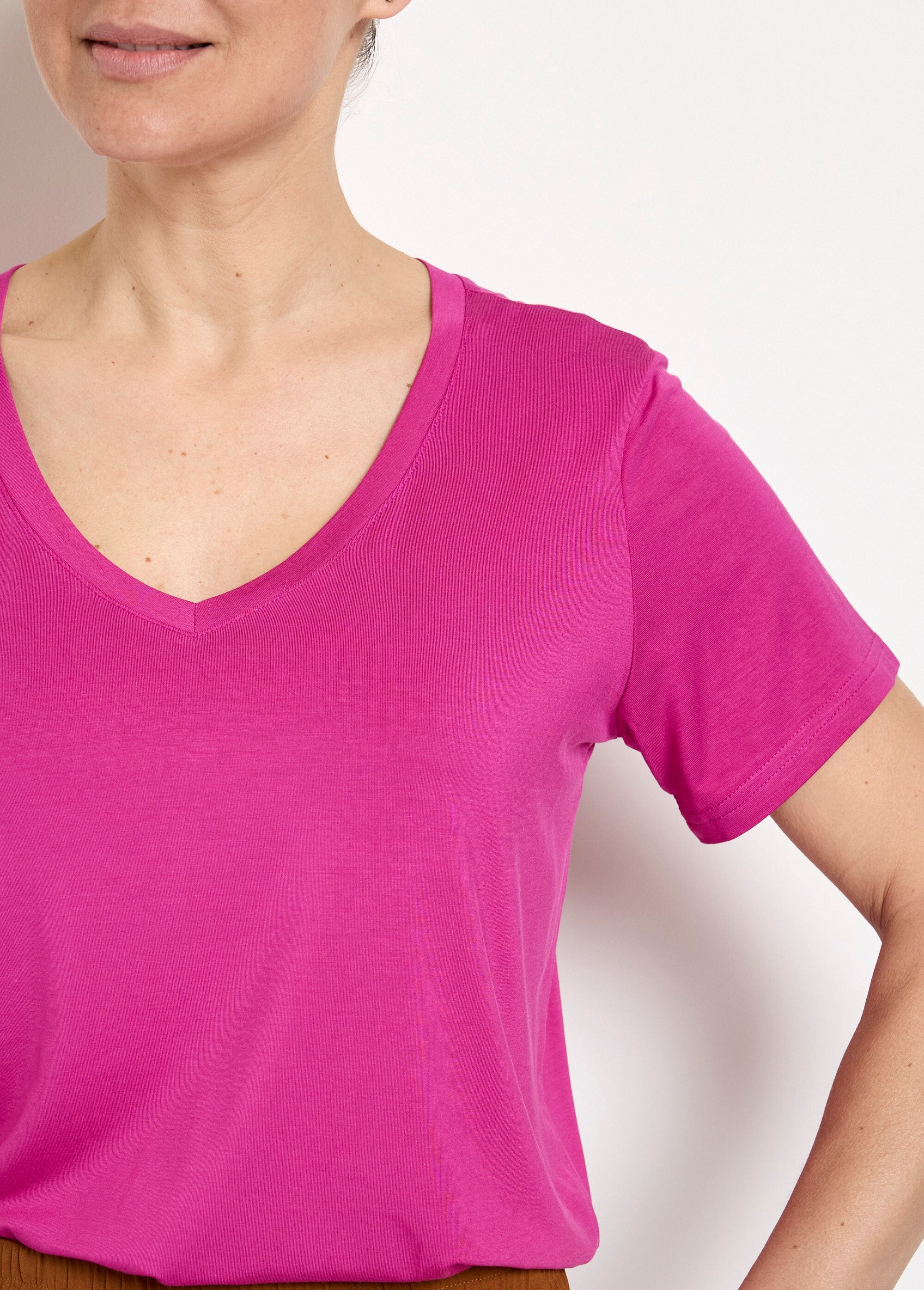 Vloeiend_V-hals_T-shirt_met_korte_mouwen_Bougainvilliers_DE1_slim