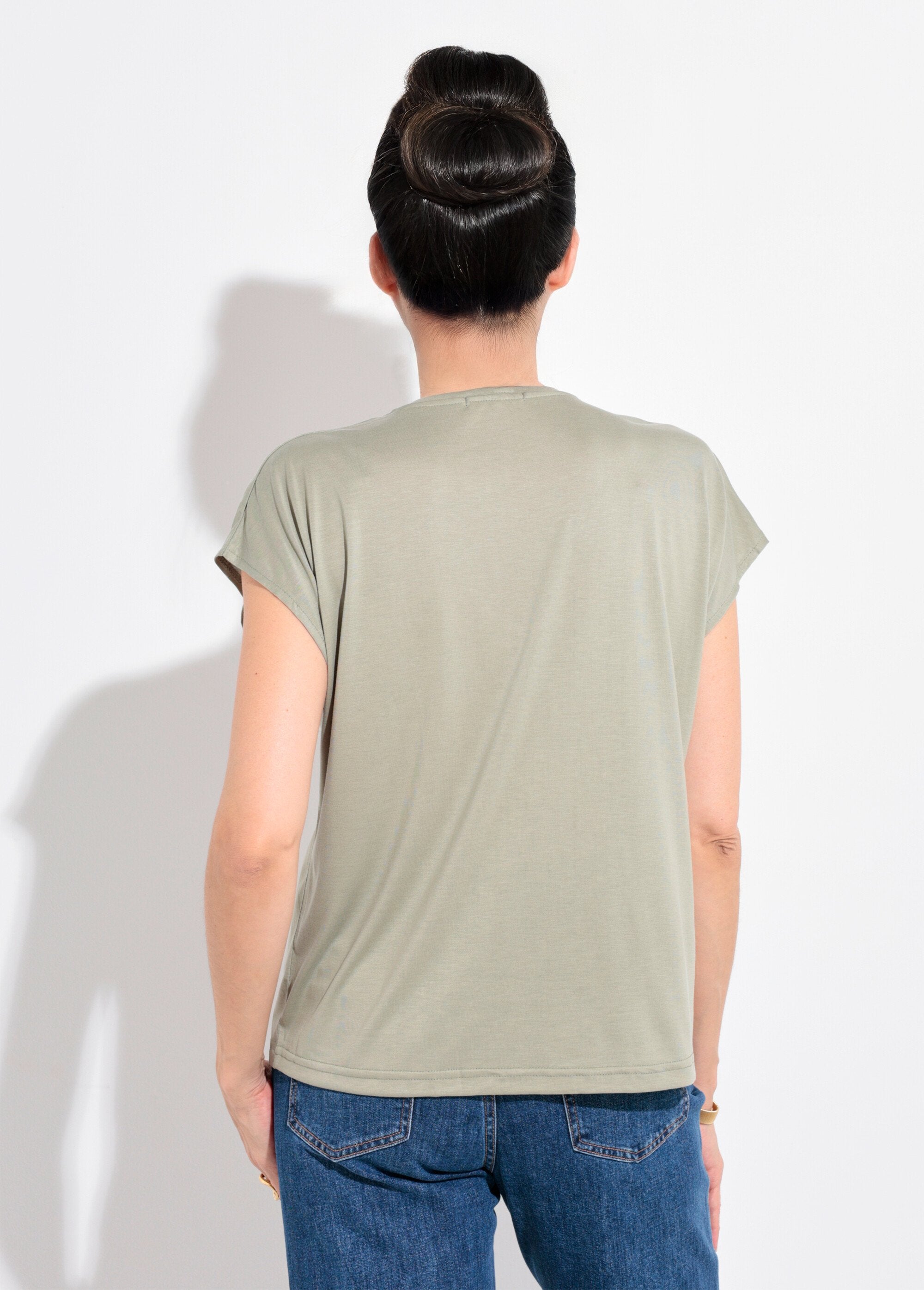 T-shirt_fluide_manches_courtes_porté_loose_Kaki_clair_DO1_slim