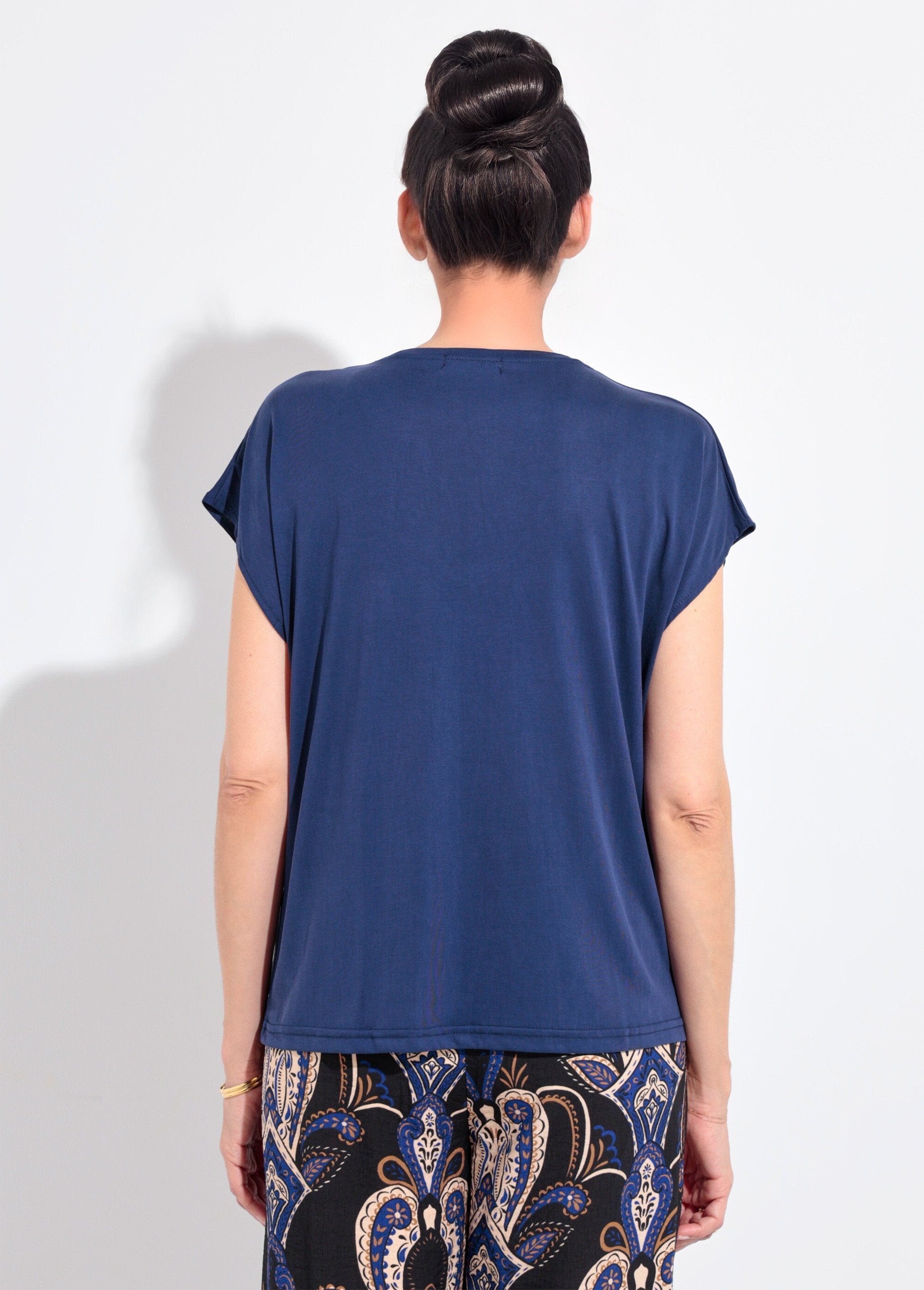 T-shirt_fluide_manches_courtes_porté_loose_Marine_DO1_slim